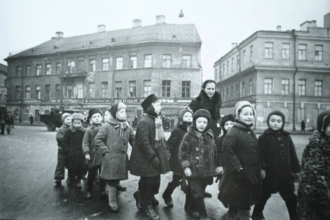 1941.Детский сад на прогулке на Владимирской площади.