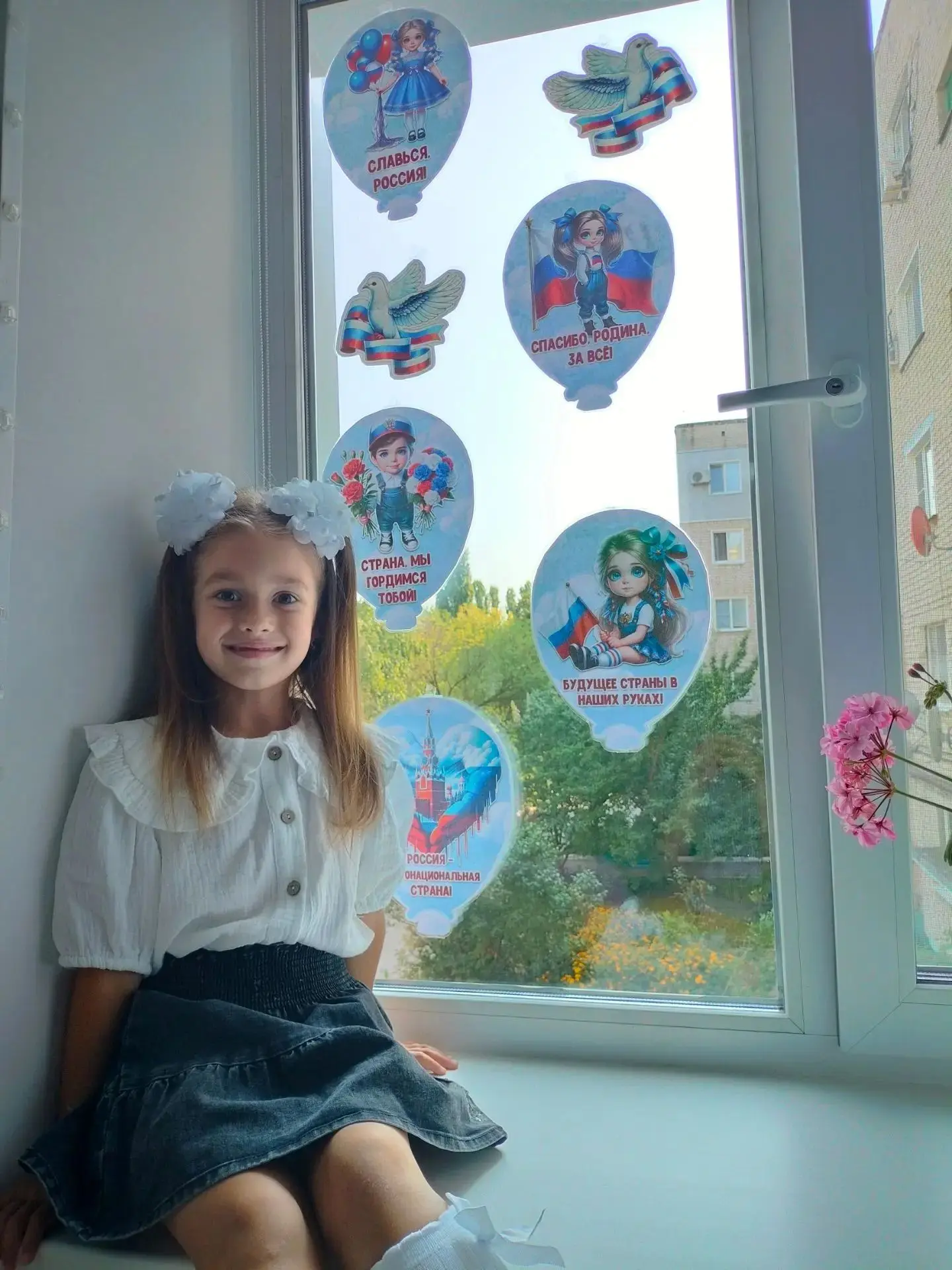 Воспитанница группы "Теремок" Смирнова Дарина принимает участие в акции "Цвета Родины"