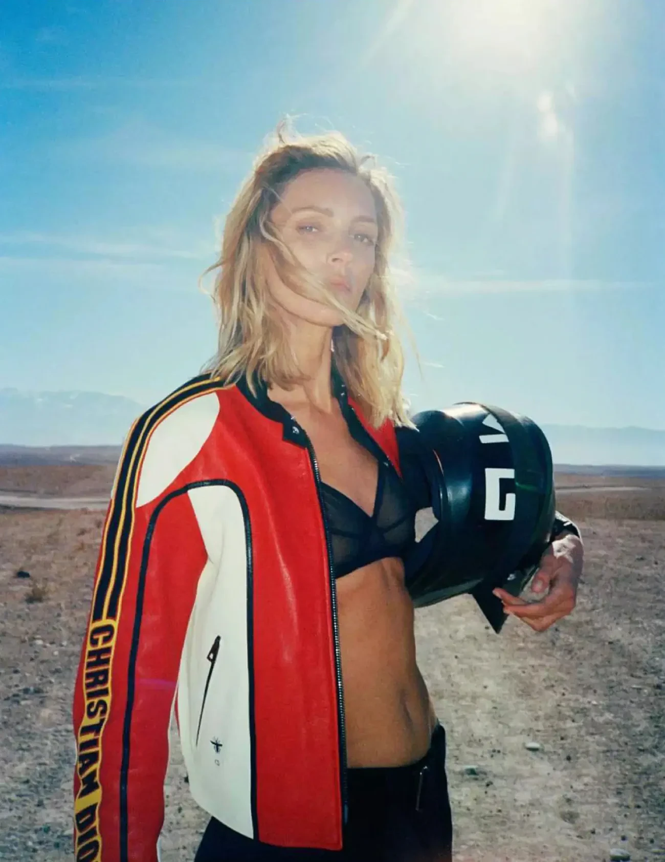 Топ модель Аня Рубик (Anja Rubik) в выпуске журнала Elle France от 20 февраля 2025 года...
