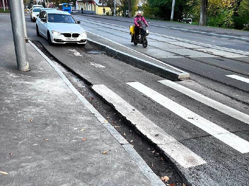 🚧 В Лефортово у остановки возле больницы начали обновление дороги