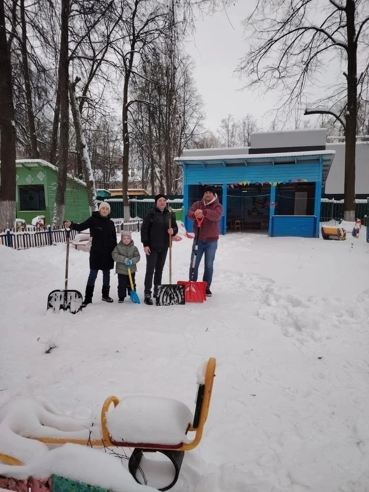 В нашем образовательном комплексе сейчас кипит работа по борьбе со снегом. Мы активно расчищаем терр