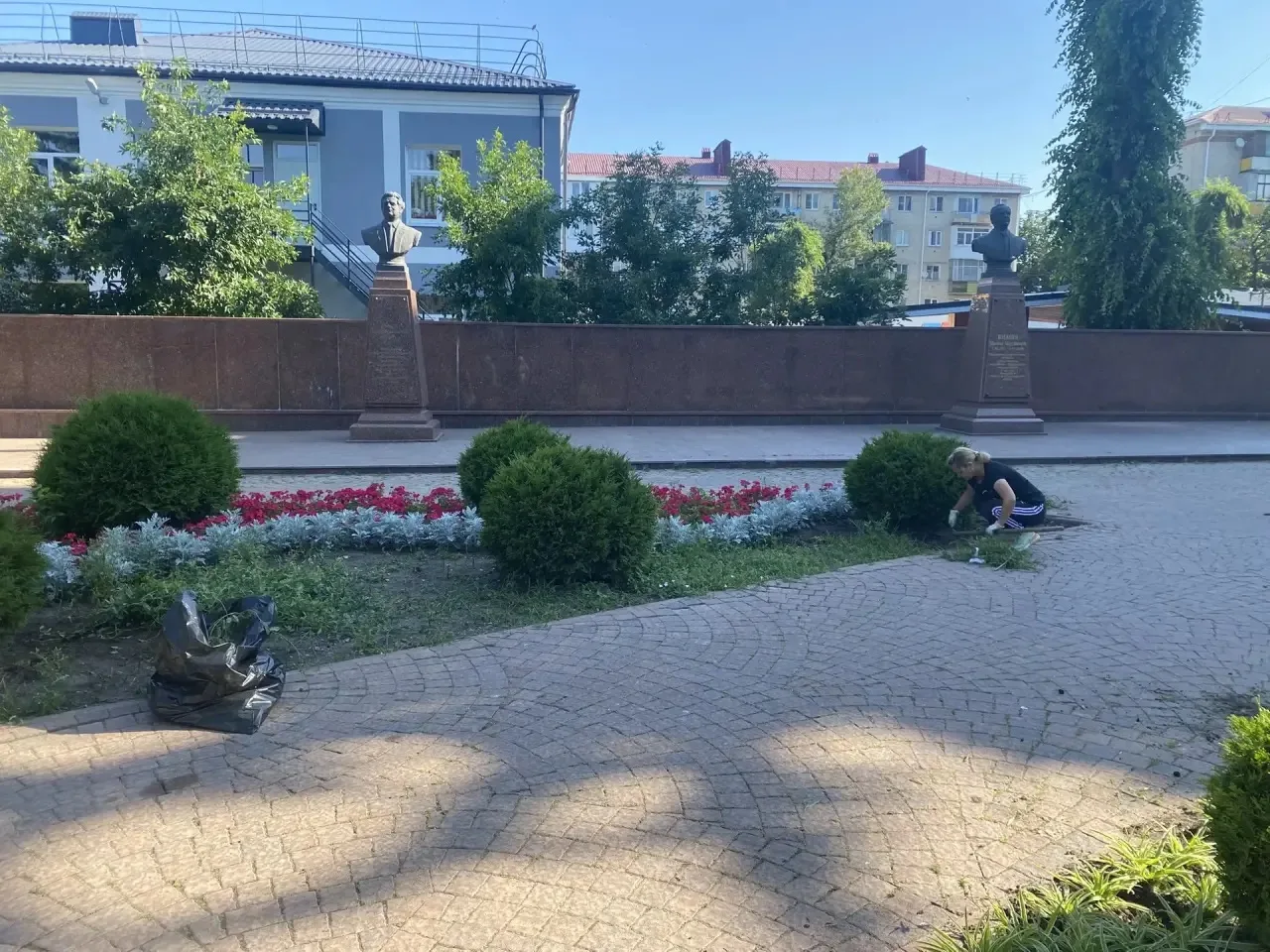 🌼 Зелёный отдел продолжает облагораживать наш город! 🙌