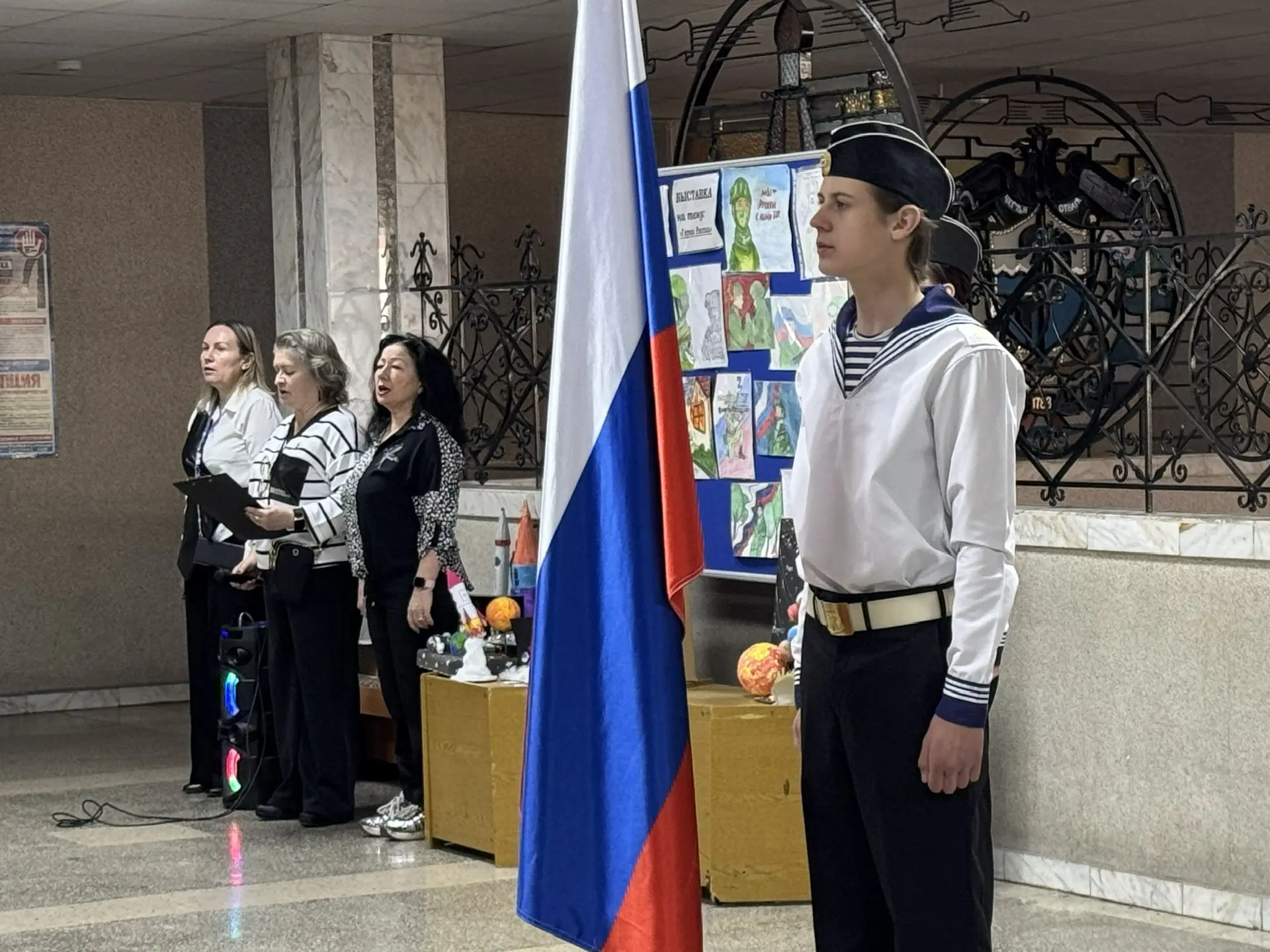🇷🇺Наша неделя традиционно началась с поднятия флага и исполнения гимнов  На линейке ребята узнали о 