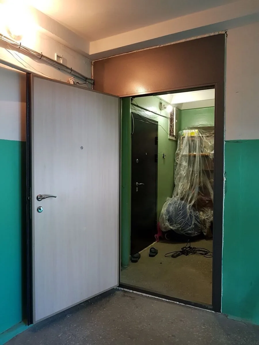 Квадратные метры вне закона: незаконные перегородки в подъезде и пожароопасная свалка и...