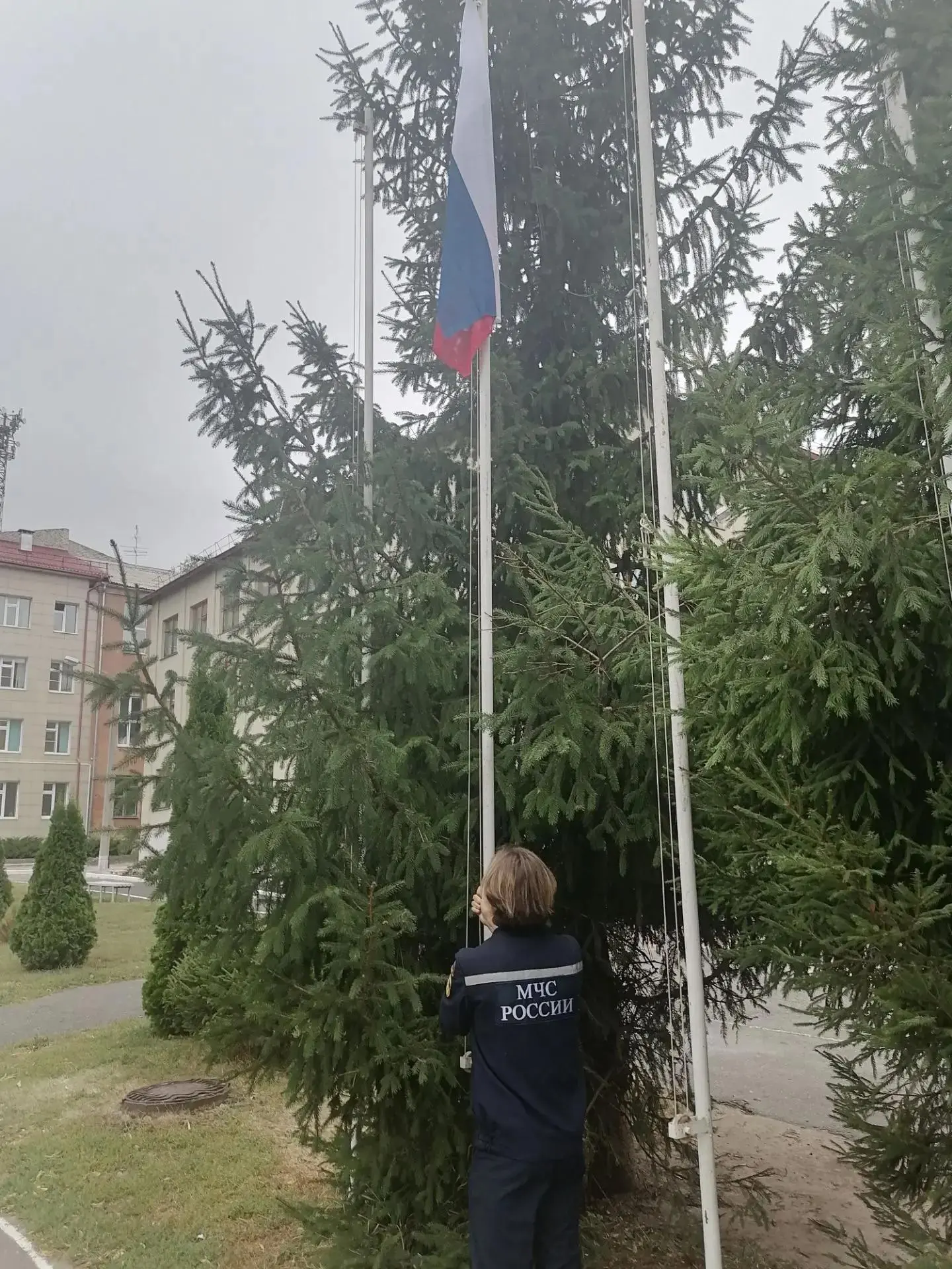 Новая учебная неделя началась с поднятия флага под Гимн РФ, патриотических песен школьн...