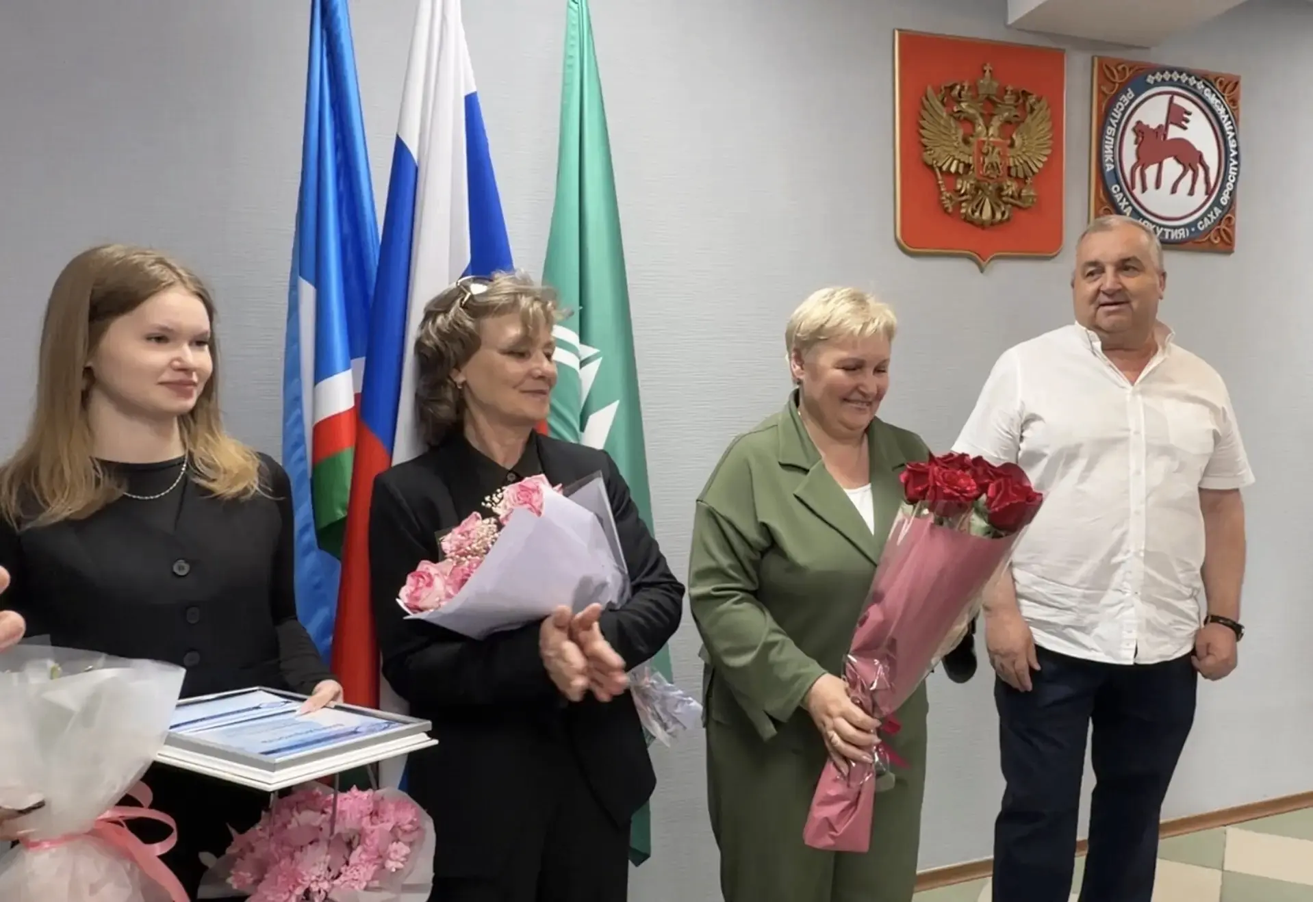 Единственная в Якутии стобалльница по географии получила премию от народного депутата