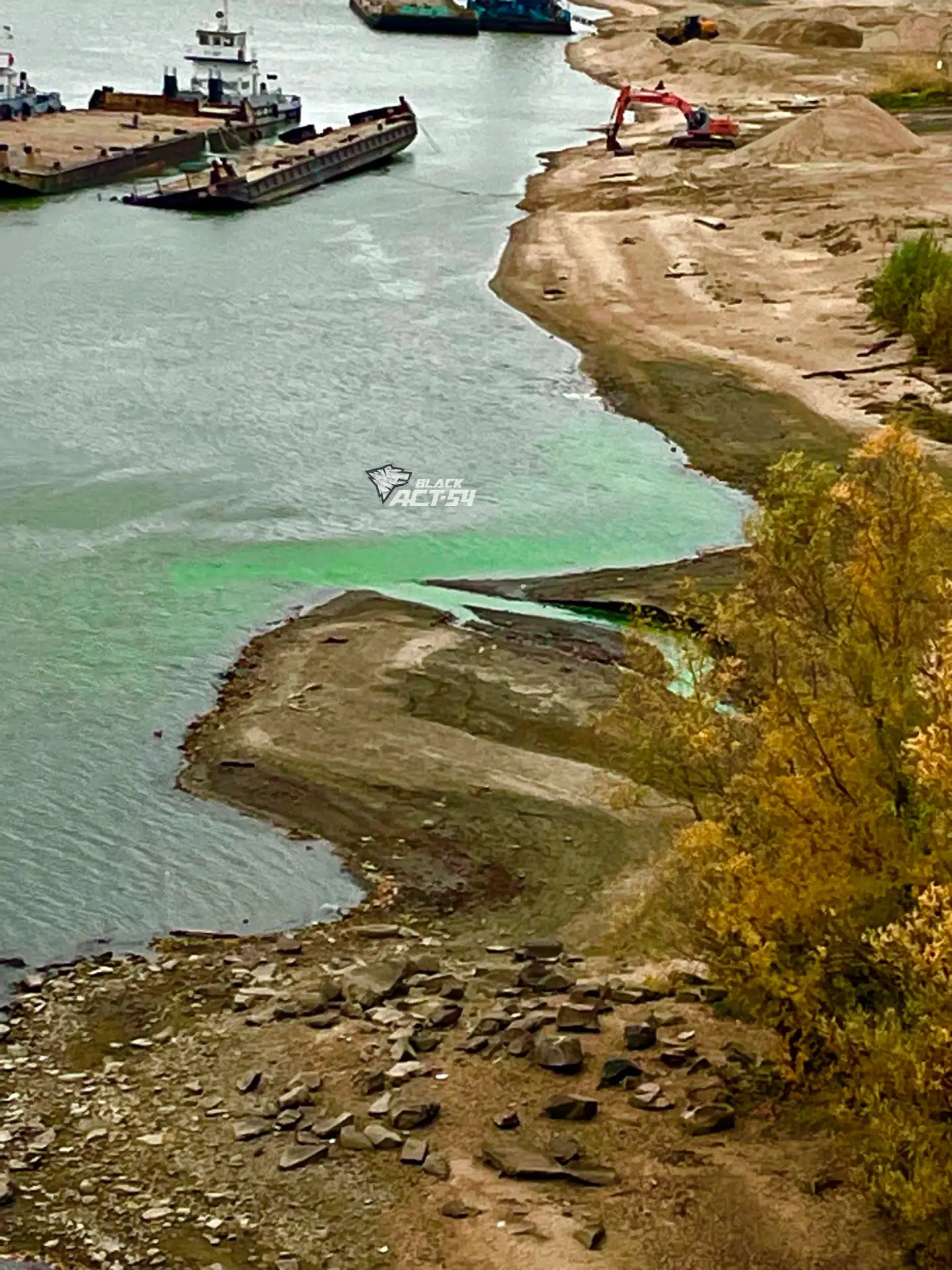 🏞 Река Ельцовка окрасилась в зелёный цвет. В Обь стекают потоки изумрудной воды под Ди...