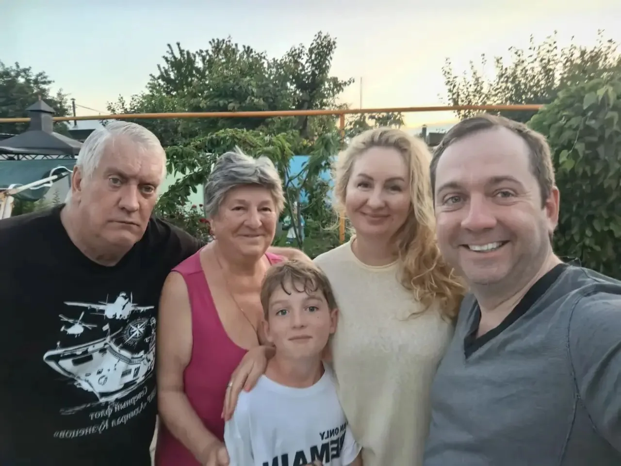 Самому отвезти Вову к бабушке и дедушке не получилось, но я обещал доехать при первой возможности. 
