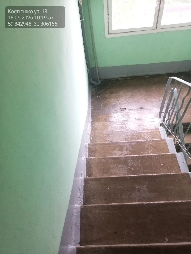 Уборка лестничных клеток в парадных многоквартирного дома по адресу: улица Костюшко, д. 13