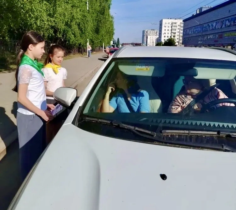 🚦Сегодня ребята из отряда ЮИД совместно с сотрудниками ГИБДД в рамках профилактического мероприятия 