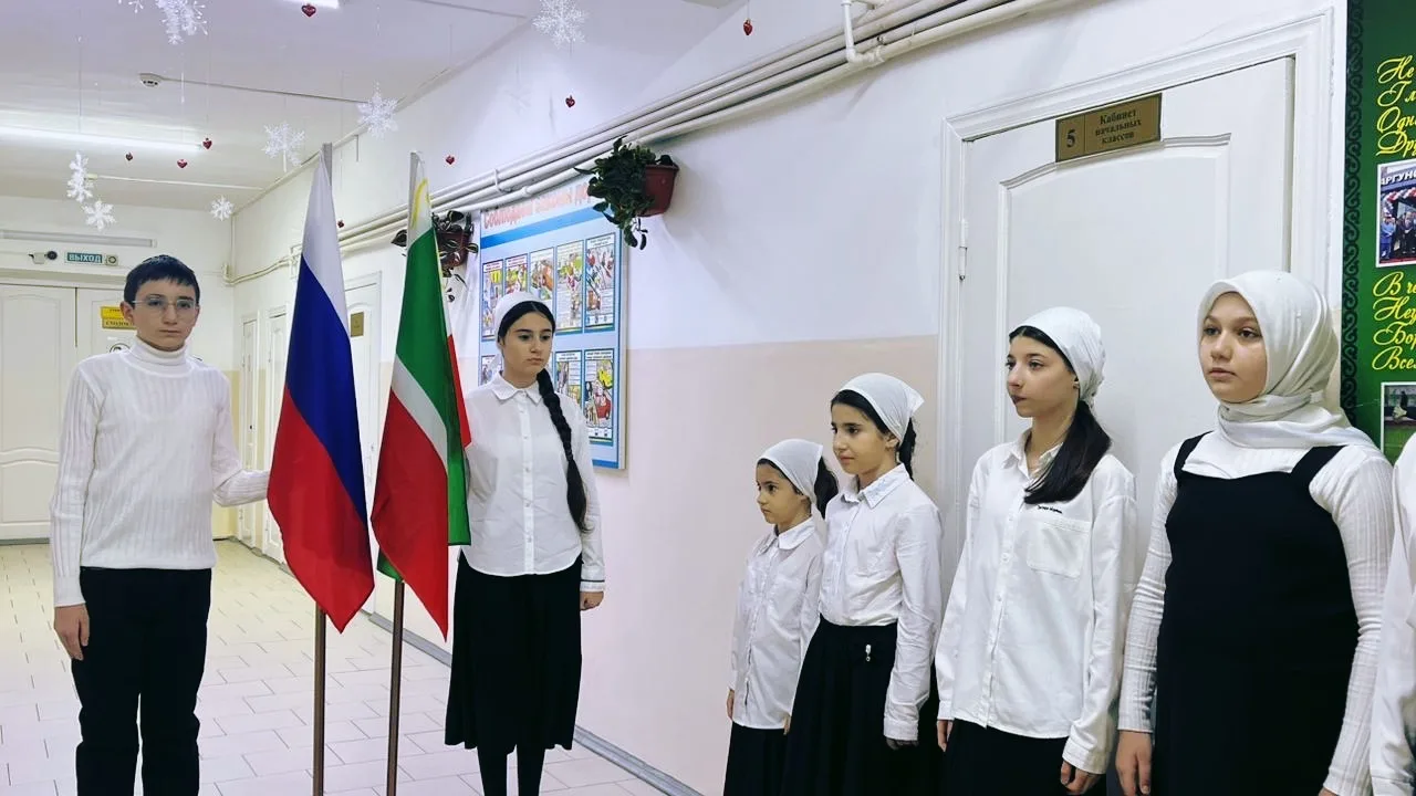 Новая неделя в нашей школе началась с  линейки и поднятия государственных флагов под гимны Российско