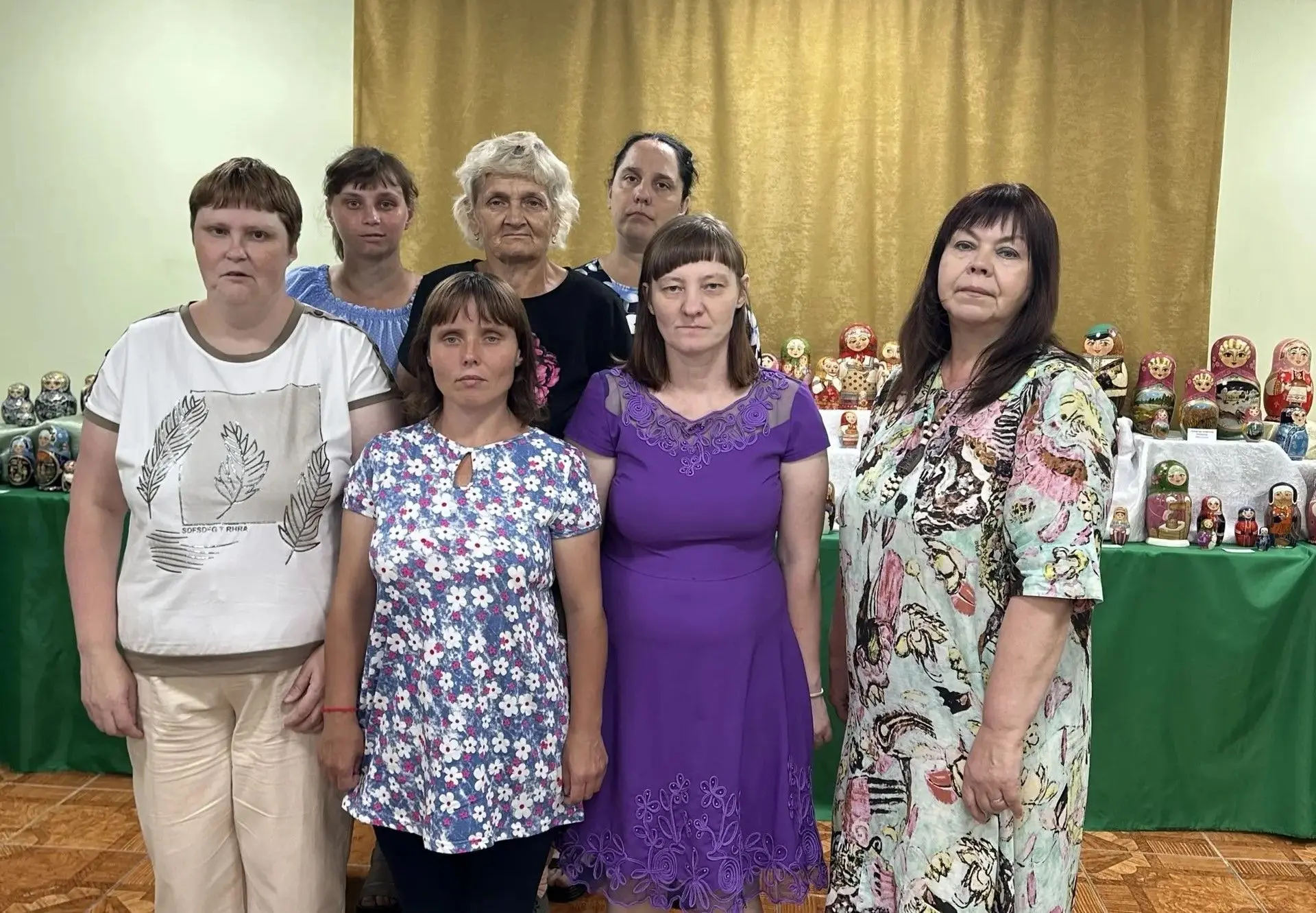 В гостях у мастера
 
Получатели социальных услуг нашего учреждения  стали гостями выставки матрёшек 