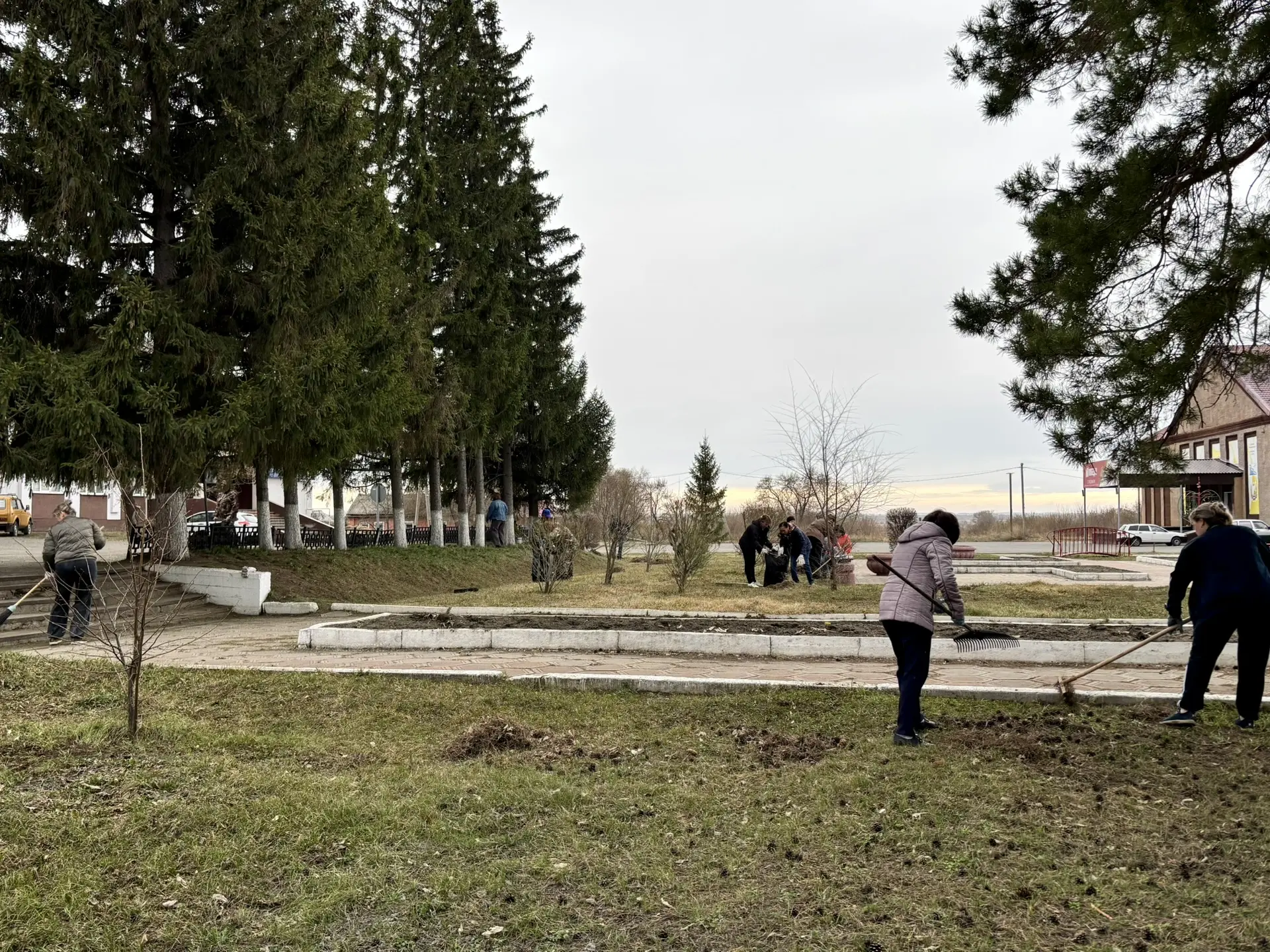 ✔️Сегодня, 23 апреля, администрация Черлакского района провела традиционный субботник.