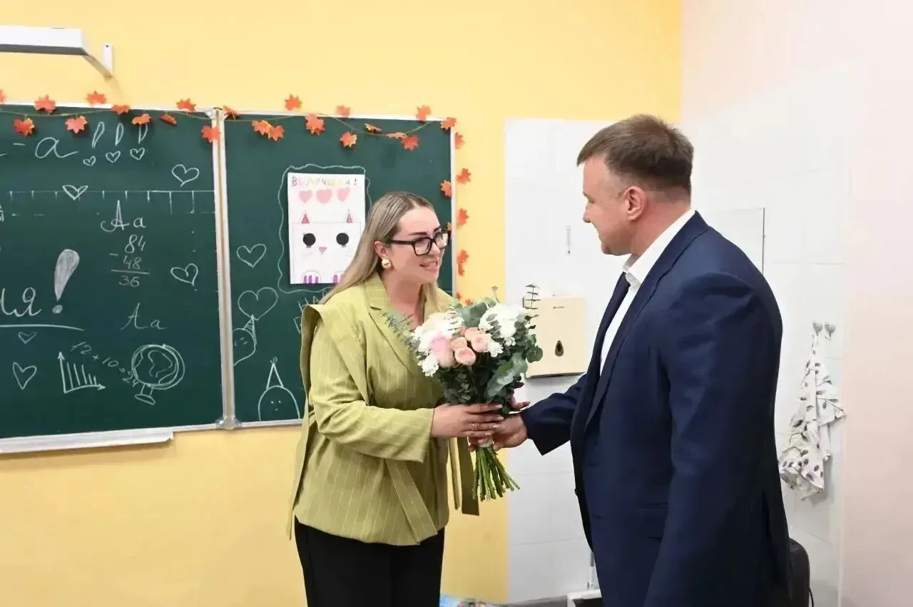 В День учителя Глава округа Алексей Шимко посетил школу № 17 имени Владимира Храброго