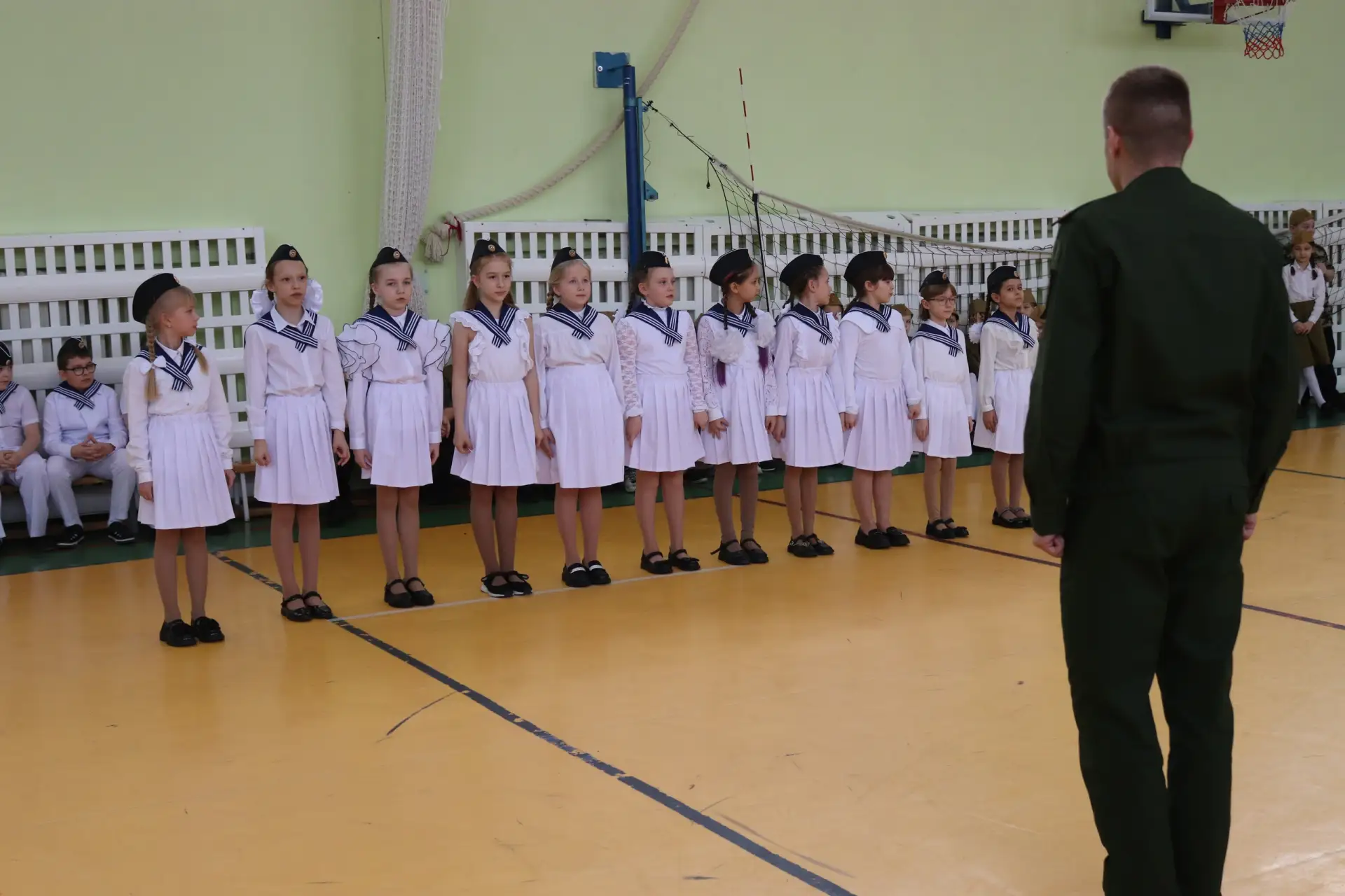 Смотр строя и песни 😊🤚 Мальчишки и девчонки, а так же их родители, спешим вам сообщить, что в нашей 