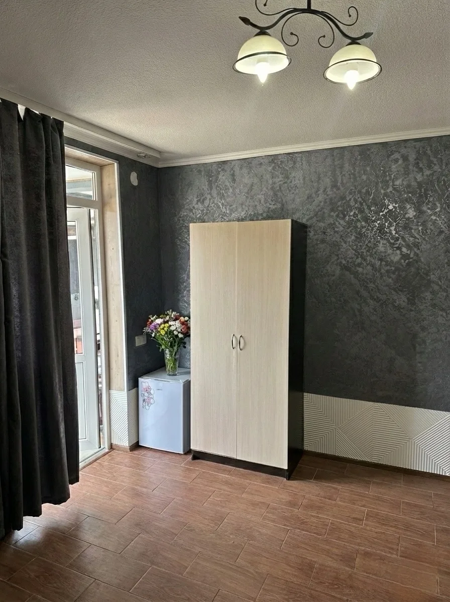#ЦАНДРИПШ 2-ой  переулок Горького, д. 10  🏡 ГРАФИТ ХАУС — стильный гостевой дом у моря  Тихий отдых 