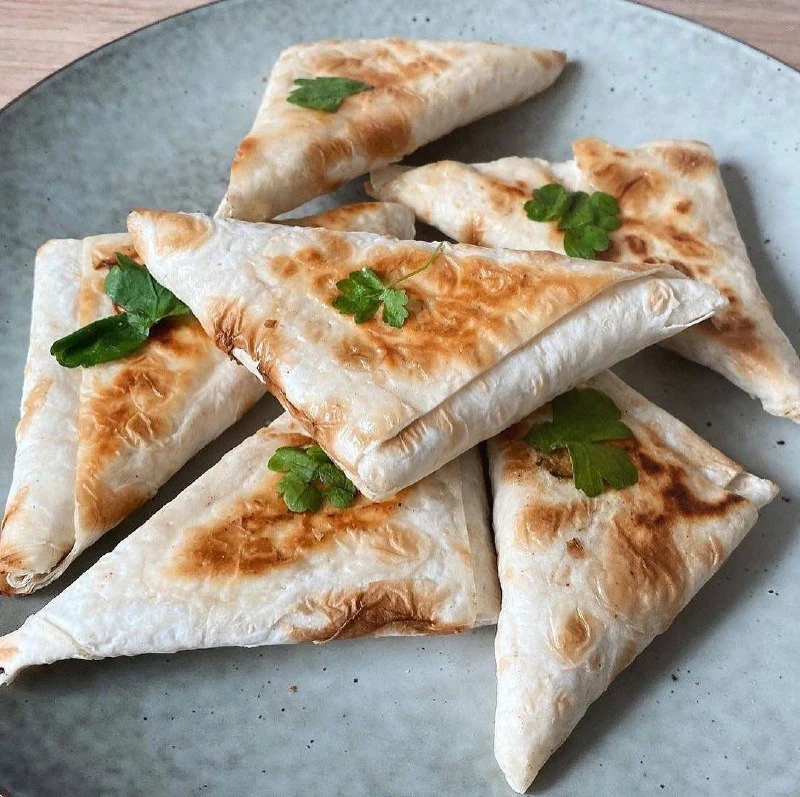 Шикарные конвертики с сыром Хрустящая корочка и тянущаяся начинка ⠀ Очень… — публикация канала «САЛАТЫ • ЗАКУСКИ • РЕЦЕПТЫ»