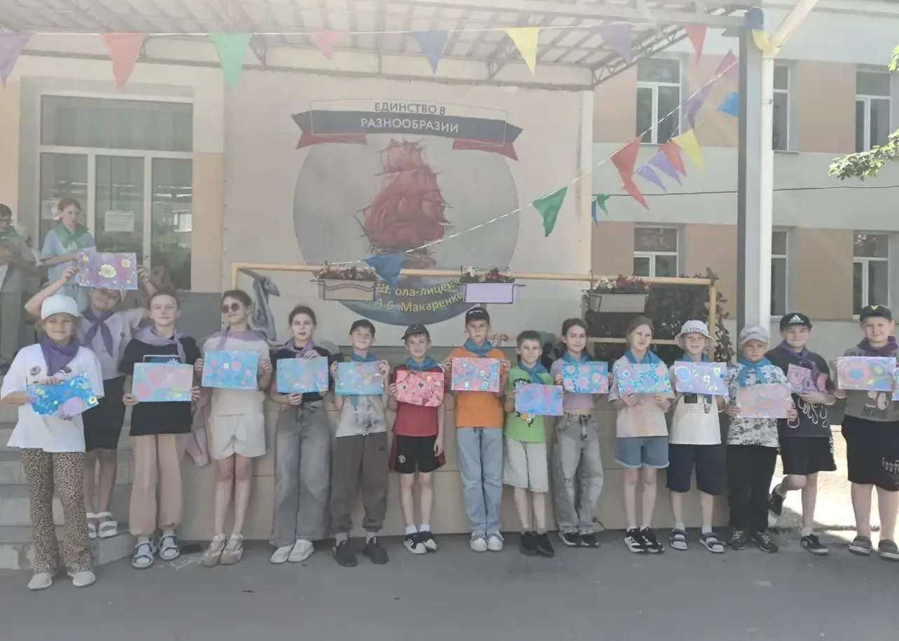🎨Для ребят, посещающих летнюю пришкольную площадку, был организован увлекательный мастер-класс по т