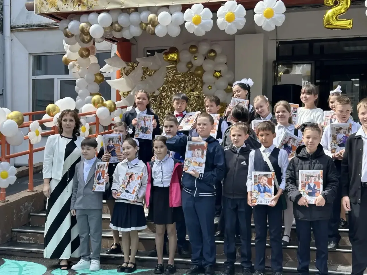 Дорогие наши четвероклассники! Сегодня у вас особенный день — прощание с начальной школой! 🎉  Кажетс