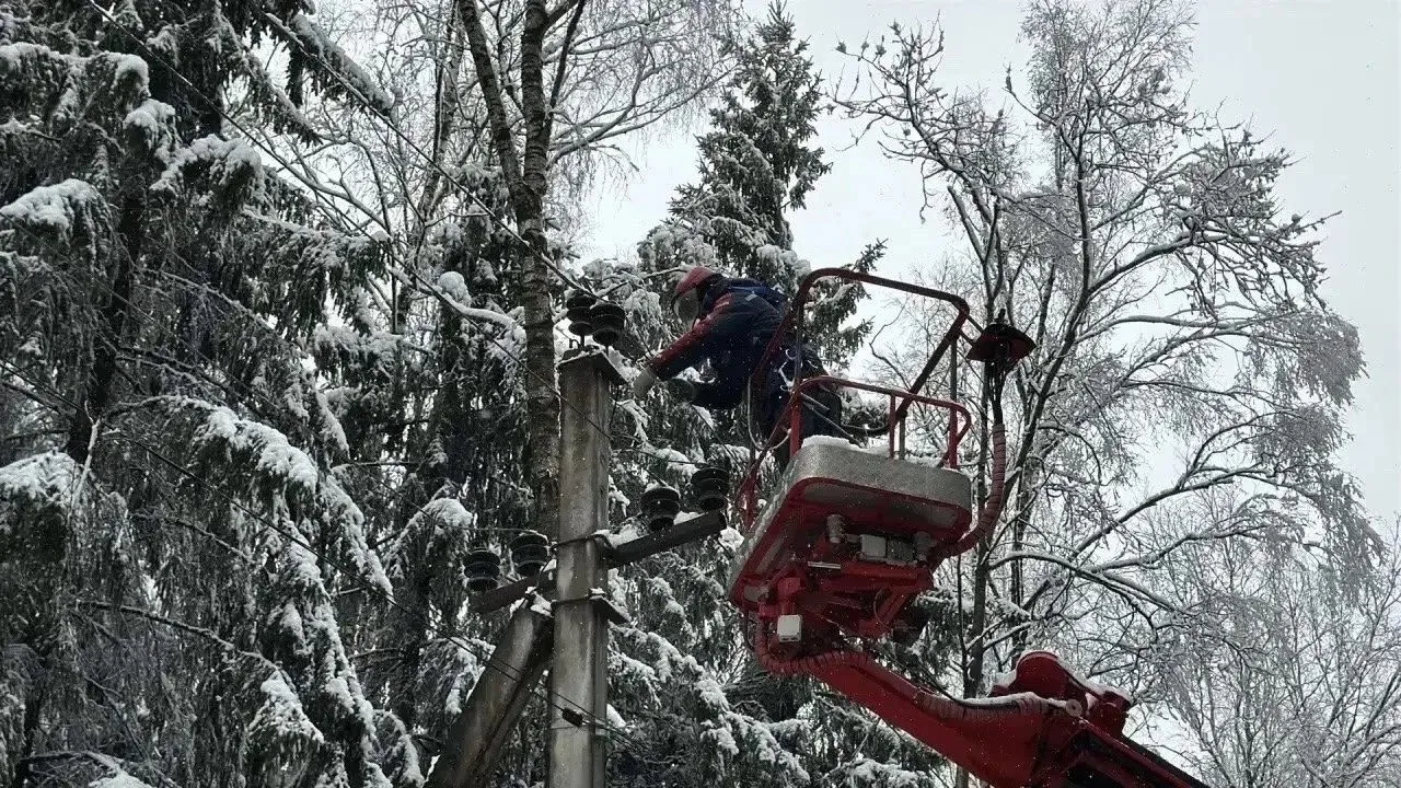 ⚡️Энергетики восстанавливают электроснабжение потребителей городского округа Ступино Из-за аномально