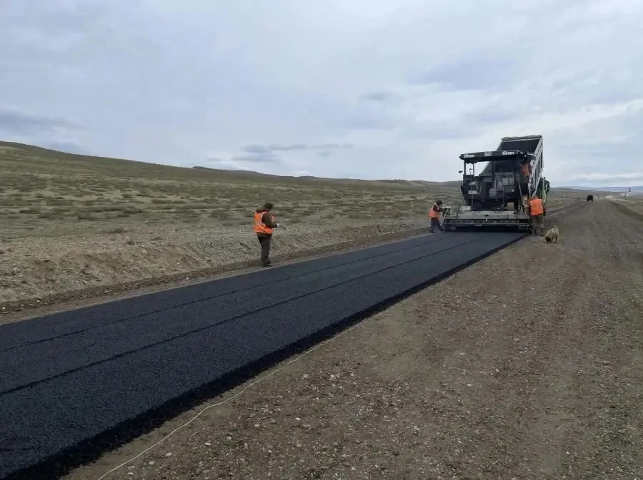 🛣️ На трассе к Закаменску начали укладывать асфальт  В Закаменском районе продолжается ремонт дороги