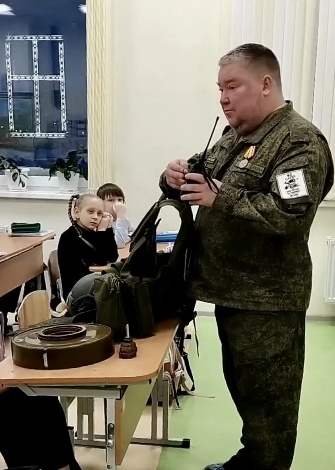 Накануне праздника: живые встречи с теми, кто защищает 🇷🇺  День защитника Отечества в нашей школе на