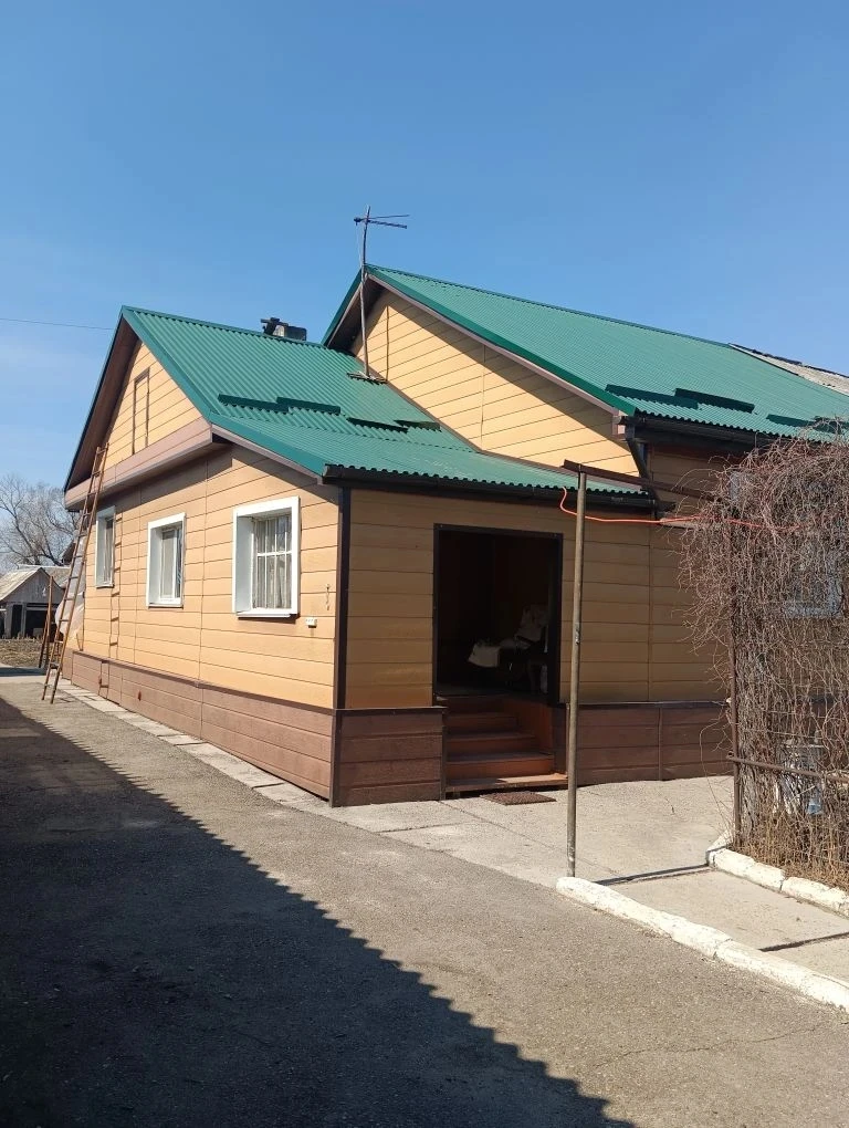 Продам 3-х комнатную квартиру 92  кв., в доме на 2х хозяев. Дом из бруса-обшит сайдинго...