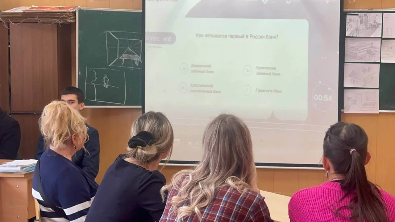 «Родительская гостиная»: учим детей обращаться с деньгами

26 марта в нашем лицее состоялась встреча