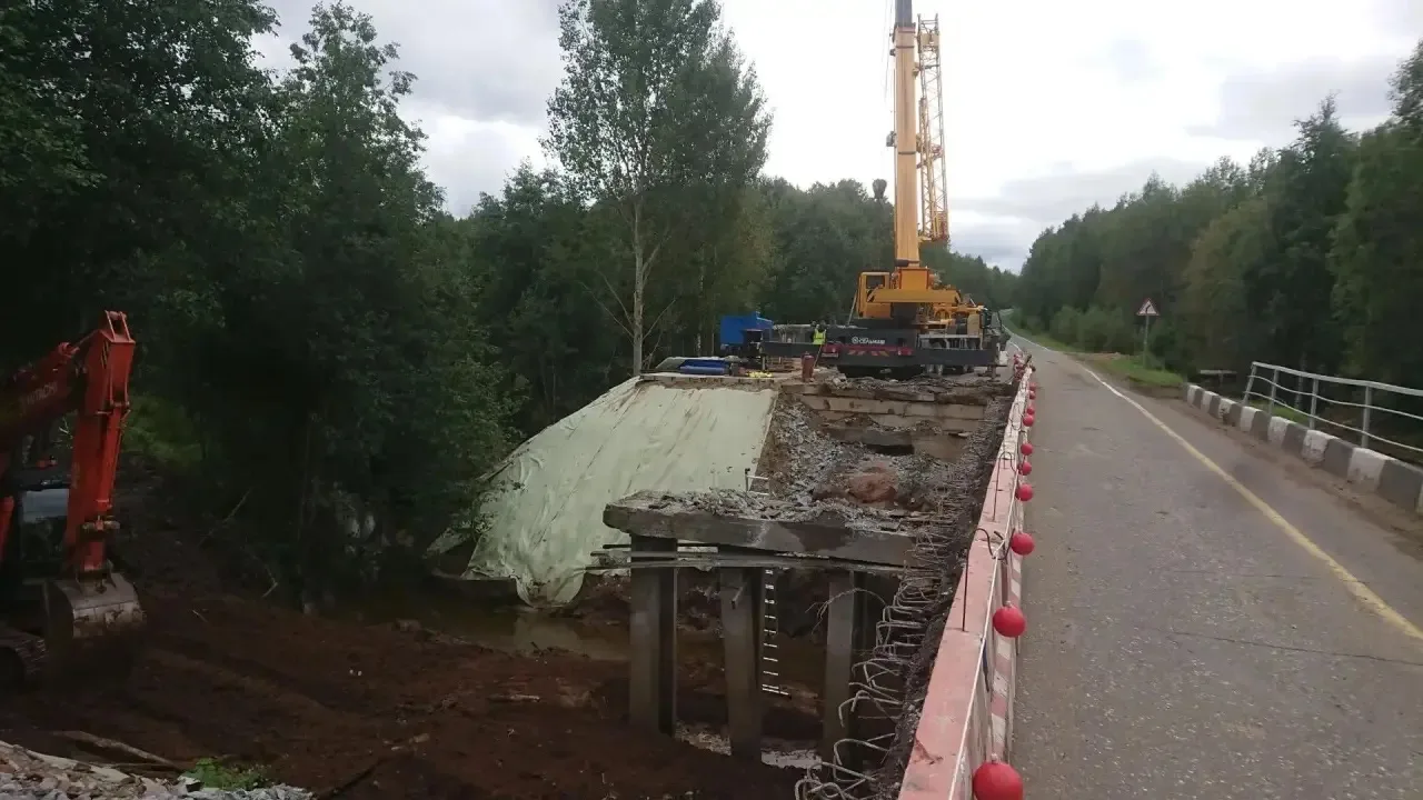 В Юрьянском районе ремонтируют мост через реку Шура