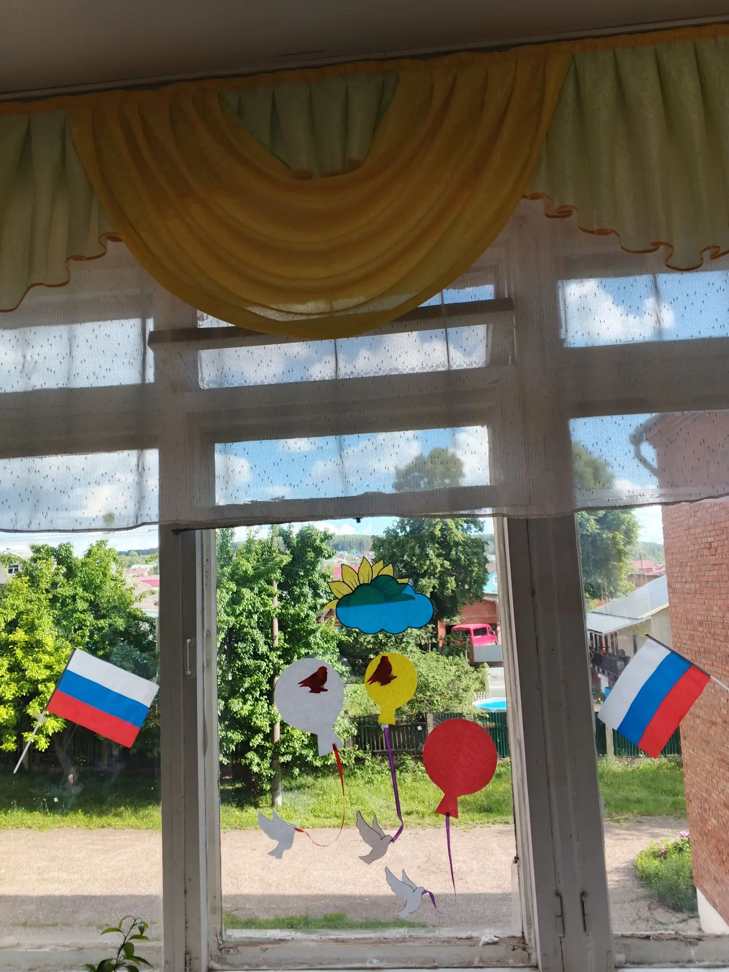 🇷🇺🇷🇺🇷🇺 Воспитанники группы «Пчёлки» приняли участие в акции «Окна России». Украшая окна символ