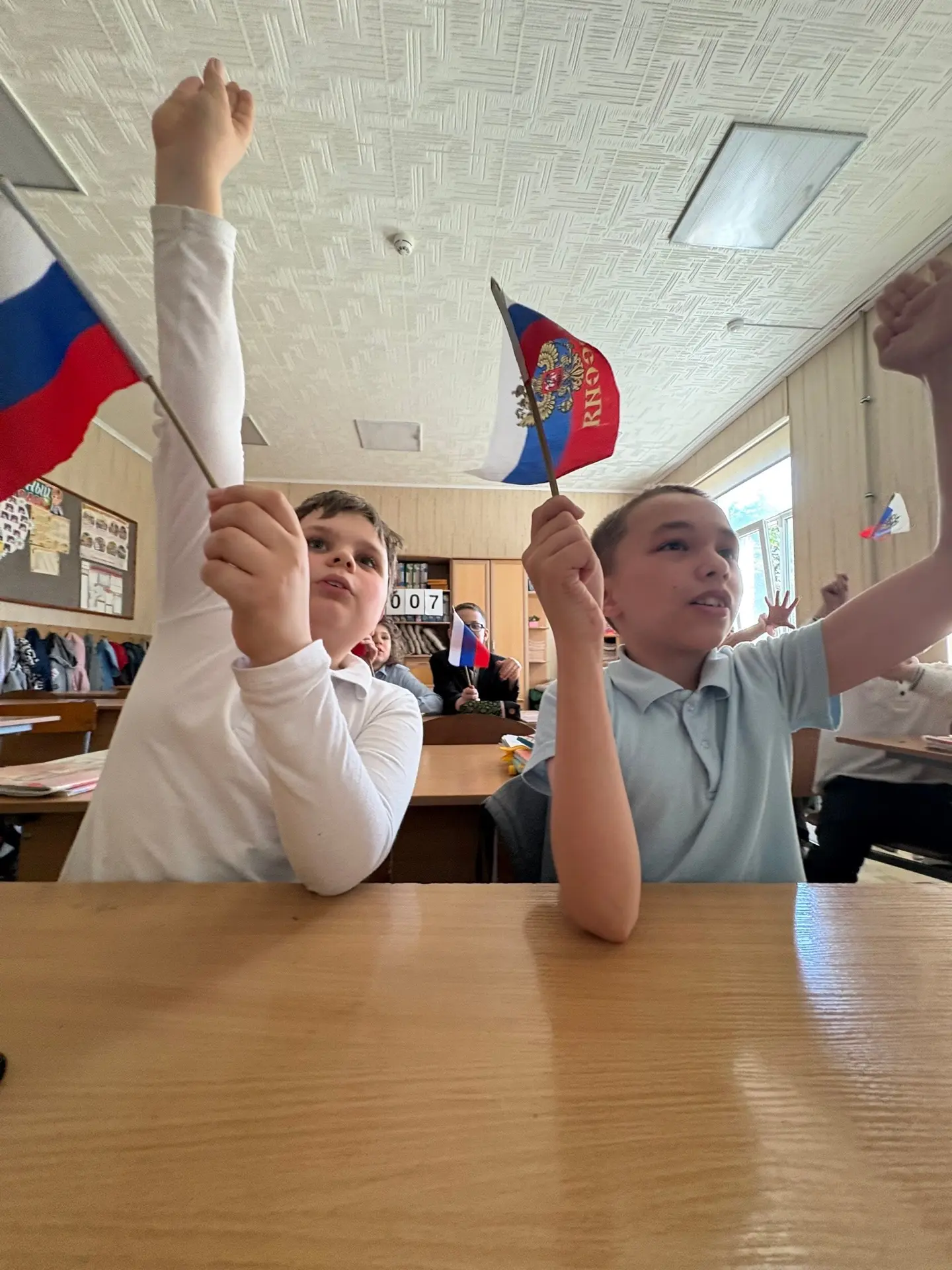 Продолжаем праздновать День России 🇷🇺

Давайте вспомним, как в 4-б и 4-в классах прошли тематическ