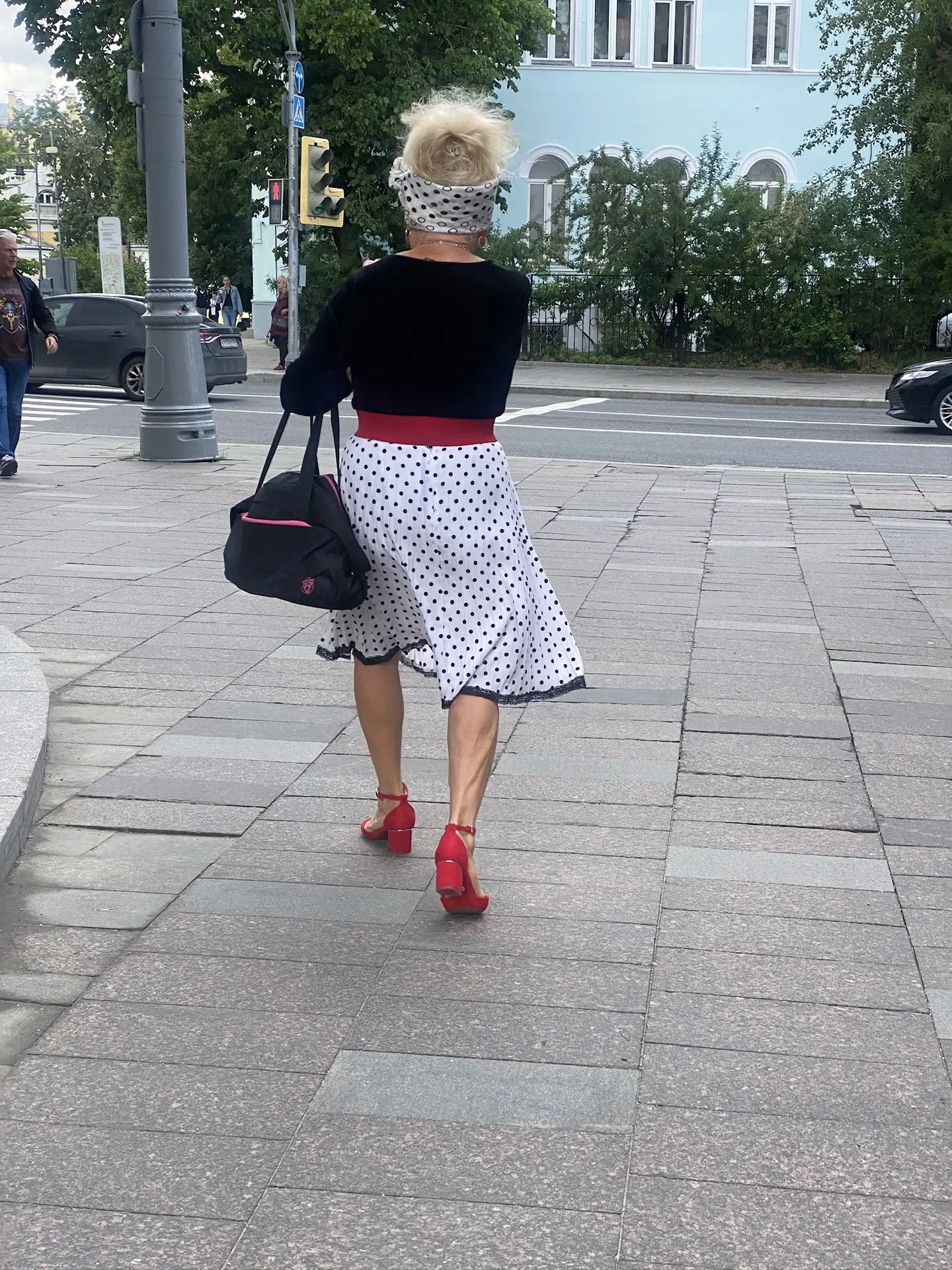 Мы с Шевцовой ходим в бассейн.
Ну как ходим… Мы до него доходим, жрём в кафе 2 раза и идём ногами в 