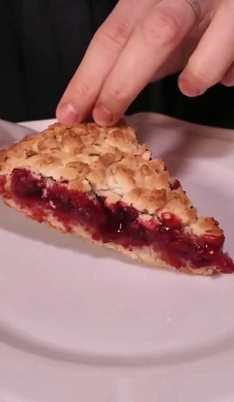 🥧 Песочный пирог с вишней: хрустящее тесто и сочная ягодная начинка

Что нам понадобится:
— Для тес