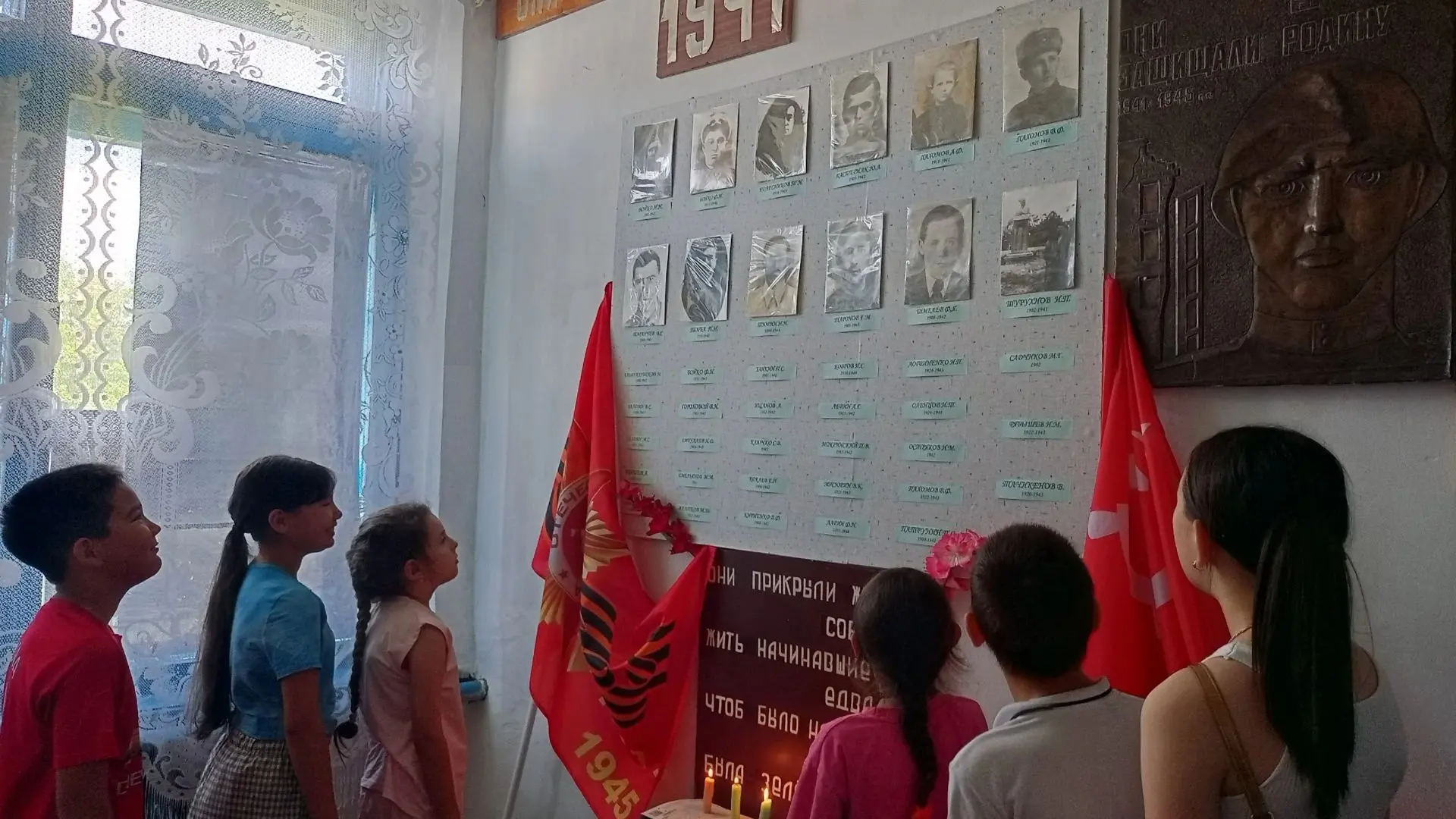 🇷🇺15 июня с воспитанниками пришкольного лагеря в преддверии Дня Памяти и скорби проведена акция "С