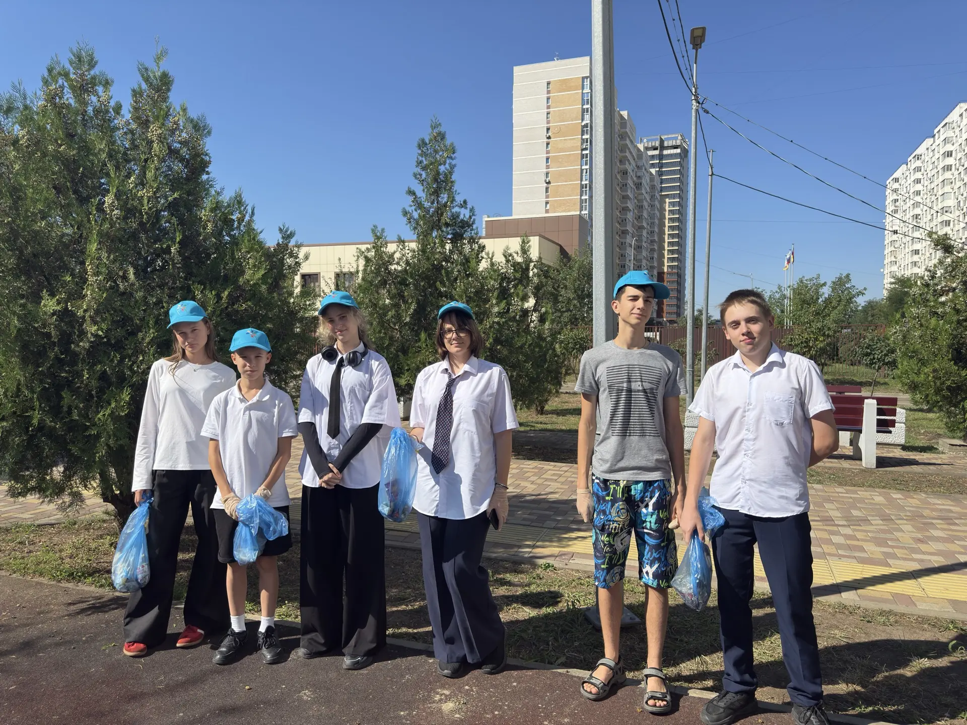 Экологический отряд «ЭкоМир» совместно с волонтёрским отрядом «Дружба» приняли участие ...