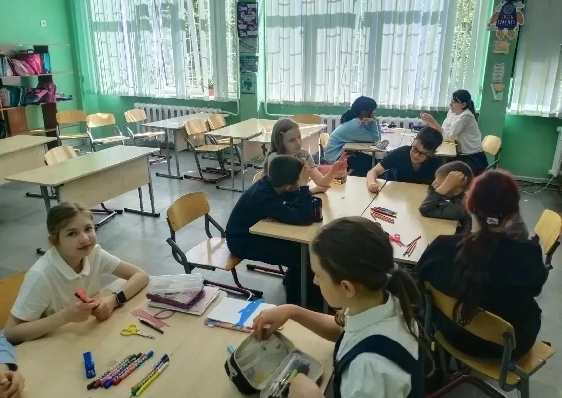Сегодня в 4Б классе прошёл необычный урок — урок на сплочение «Мы — команда»! 🤝  Ребята выполняли за