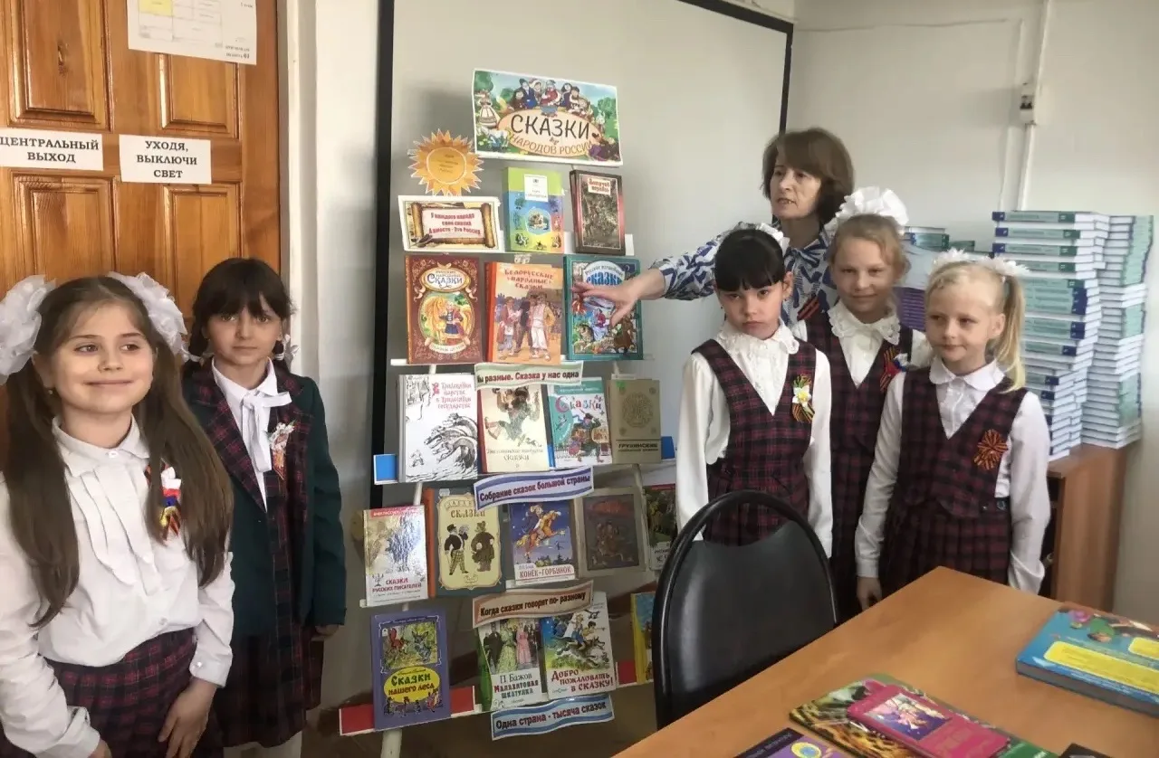 Волшебство в нашей библиотеке:  2 «Д» против скуки! ✨📚  Урок прошёл в нашей уютной библиотеке гимназ