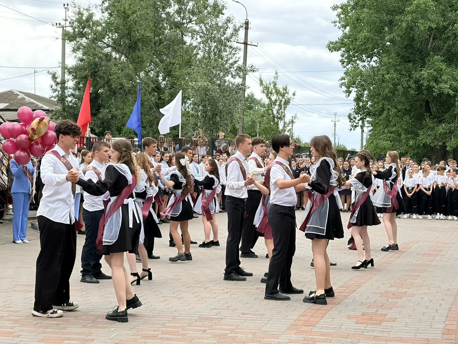 🔔✨ Торжественный "Последний Звонок" в Урюпинске: Проводы Юности и Встреча с Будущим! ✨🔔  Словно на к
