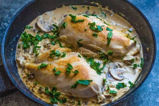 Куриная грудка в сливочном соусе с грибами 🍗