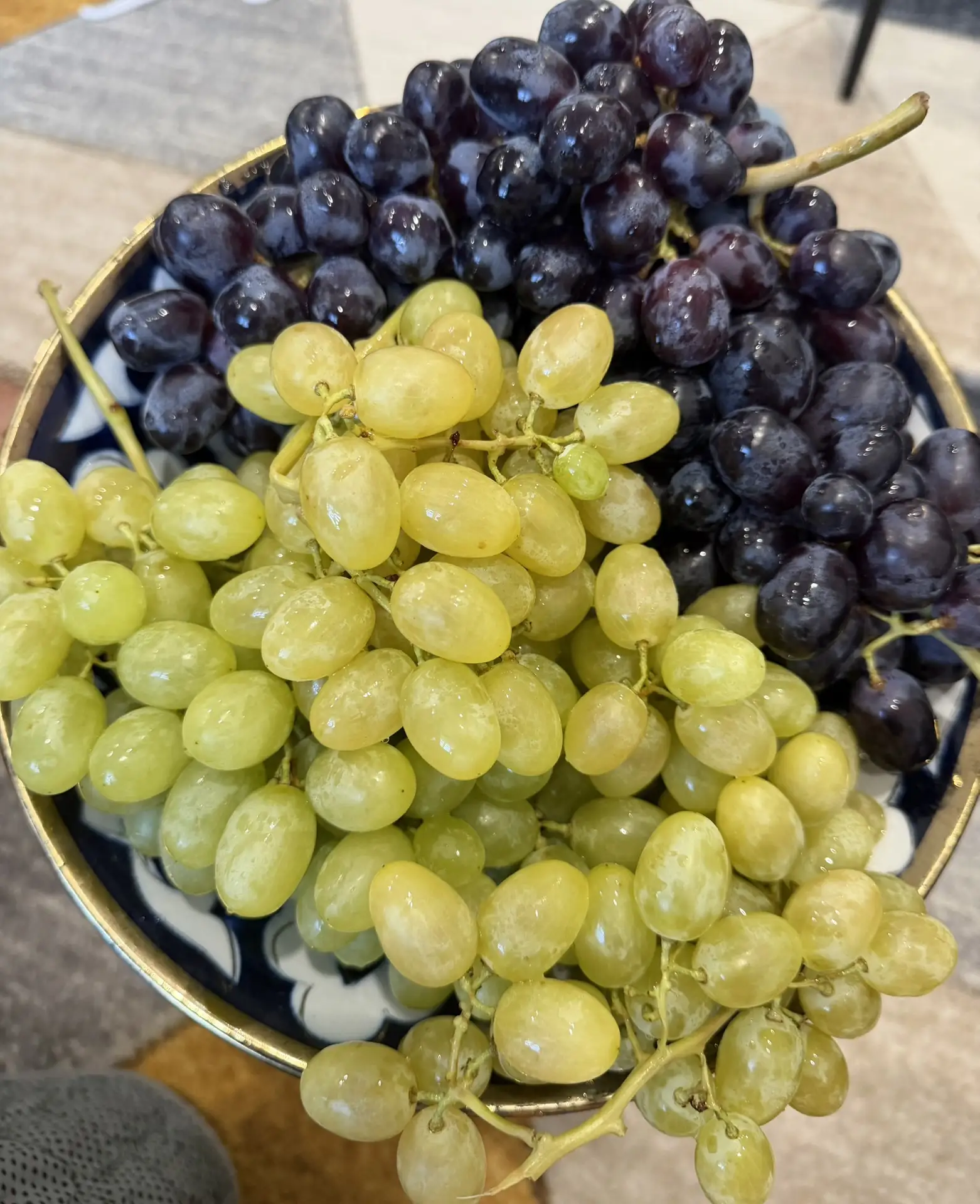 Сейчас сезон узбекского винограда - у нас больше 5 видов 🍇

Берём домой по нескольку видов, всё в б