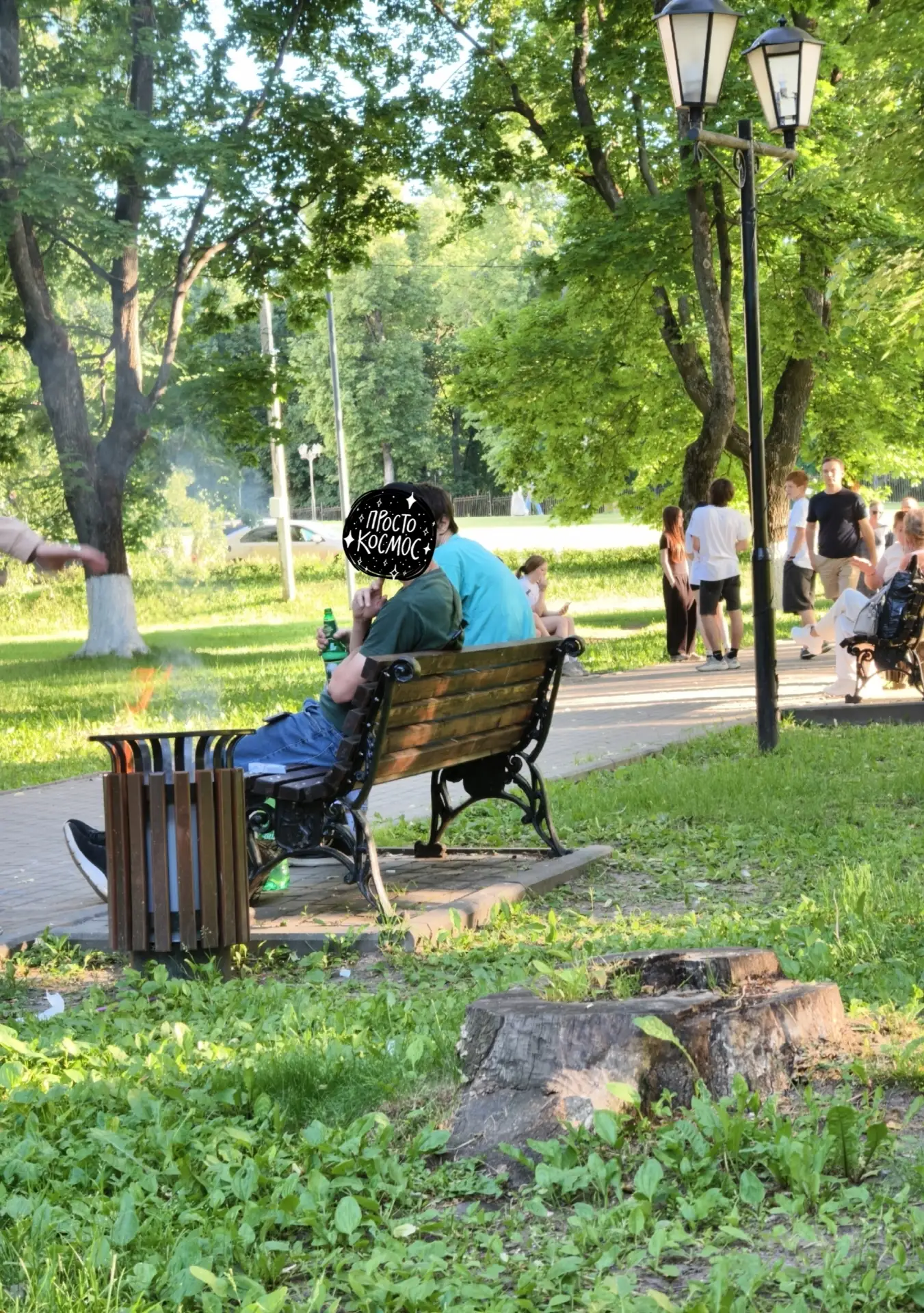 Владимирские парни решили устроить костер. завоняли весь парк горелым пластиком и весело пили пивко 