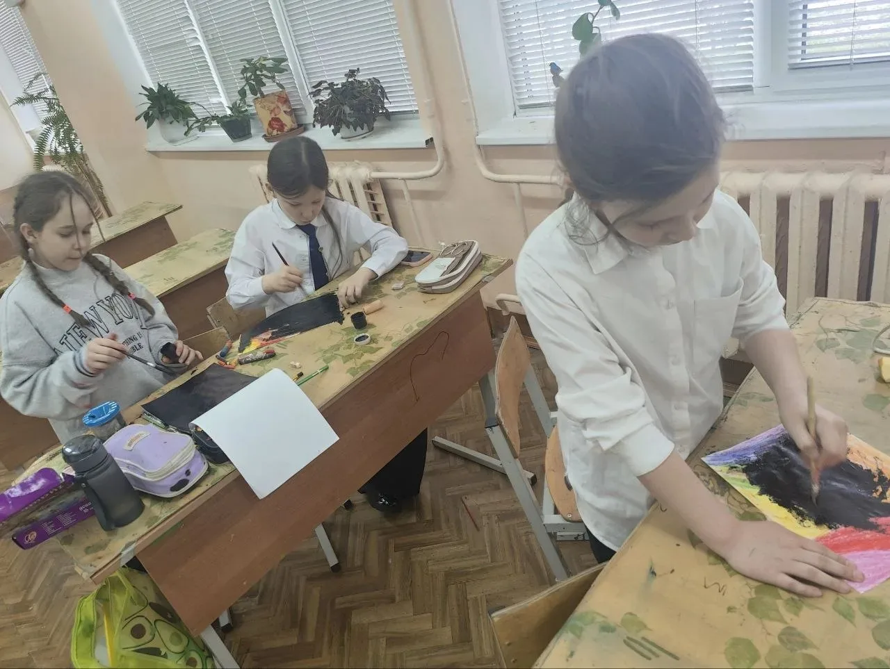 🖊Во 2-м классе во время внеурочной деятельности с Мешковой Л. М. учащиеся прошли необычную технику г