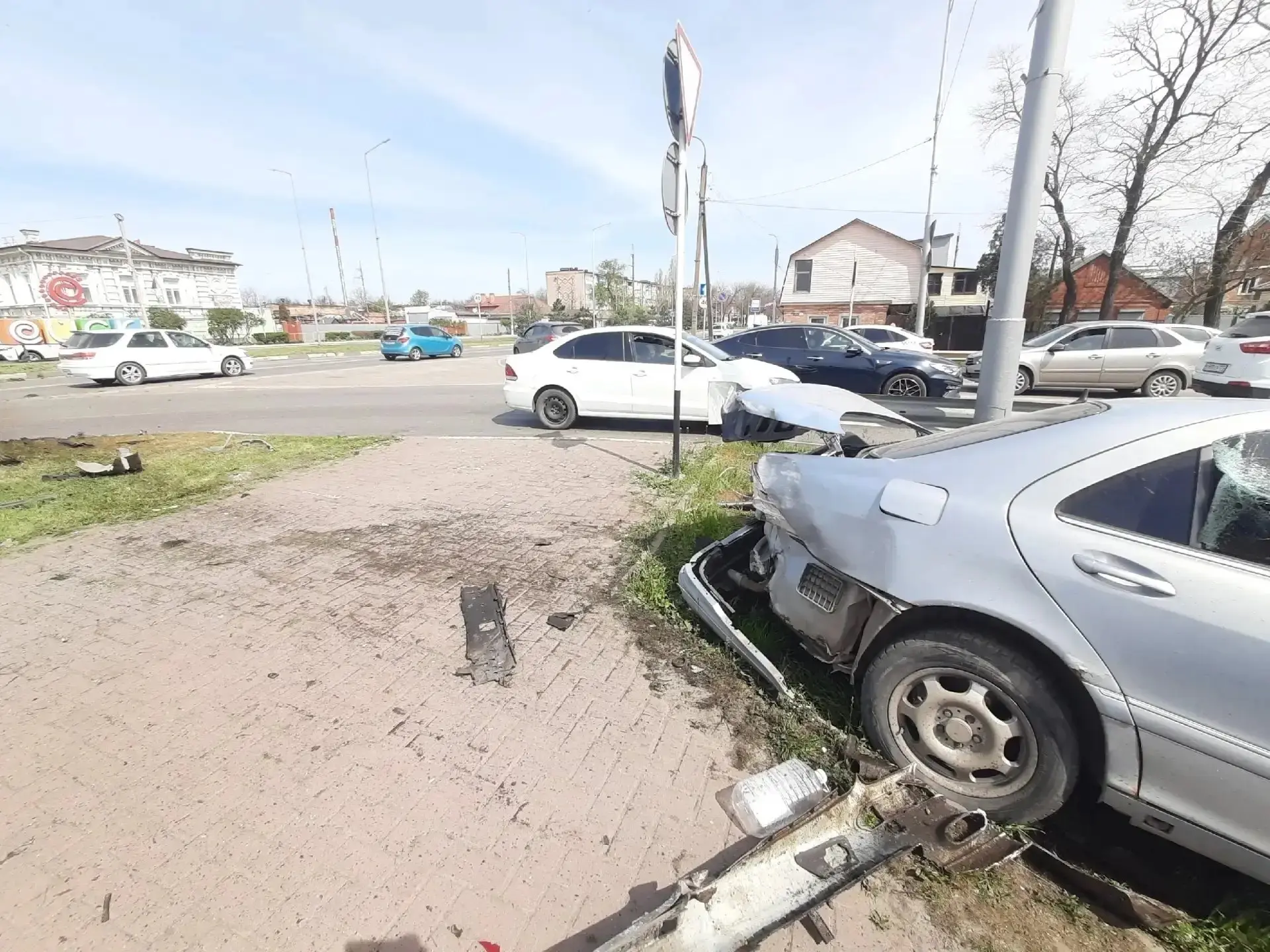 Водитель Мерседеса выскочил на тротуар и устроил ДТП.  Ранним утром в Ейске водитель Мерседеса вылет