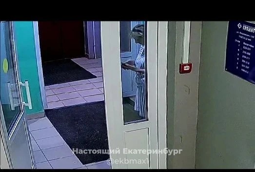 Настоящим обращаемся к Вам с просьбой вернуть коврик с нашего дома. В противном случае, мы будем вын
