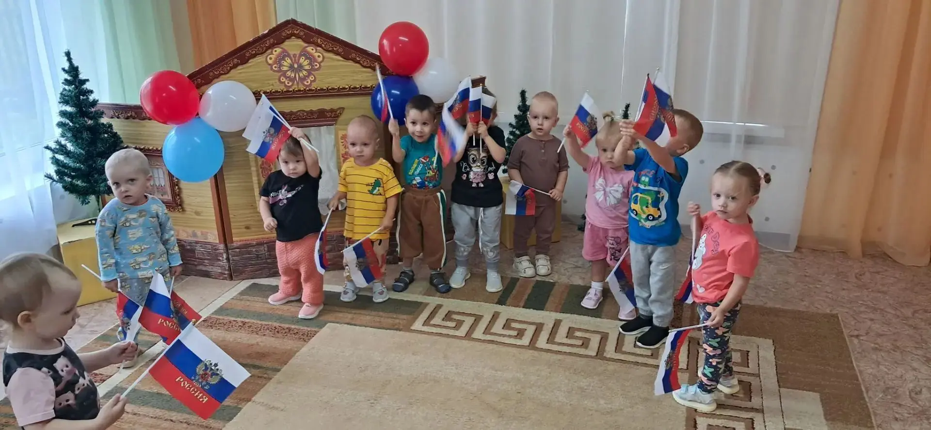 Сегодня воспитанники детского сада «Светлячок» с энтузиазмом отпраздновали День флага Р...