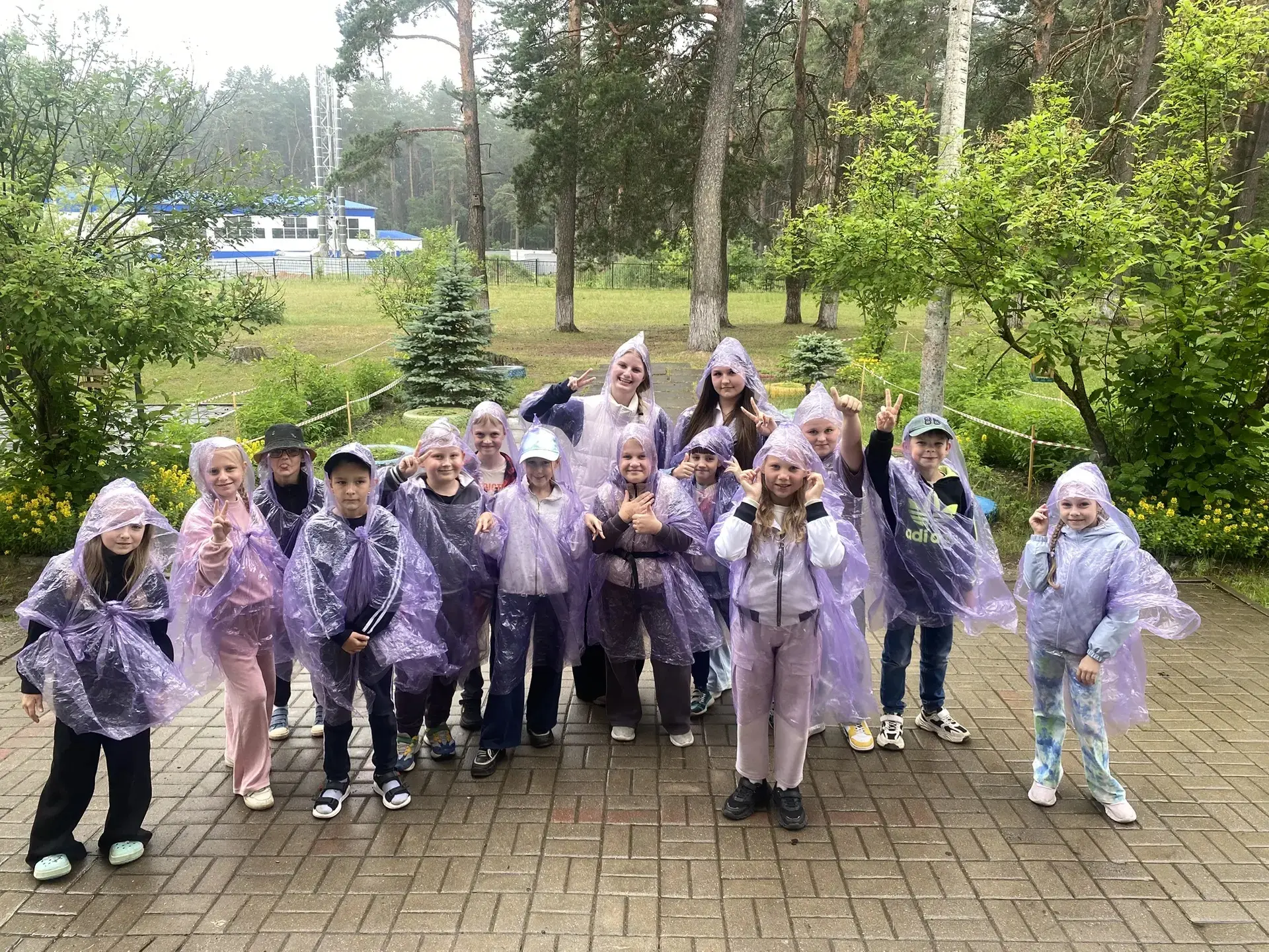 🌧️ Настоящим олимпийцам дождь не помеха!

В школьном лагере «Страна Олимпия» погода решила проверит