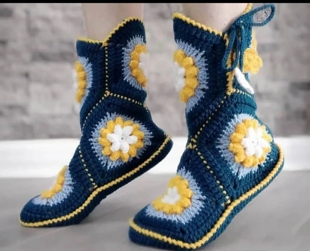 👍 Сапожки из мотивов крючком