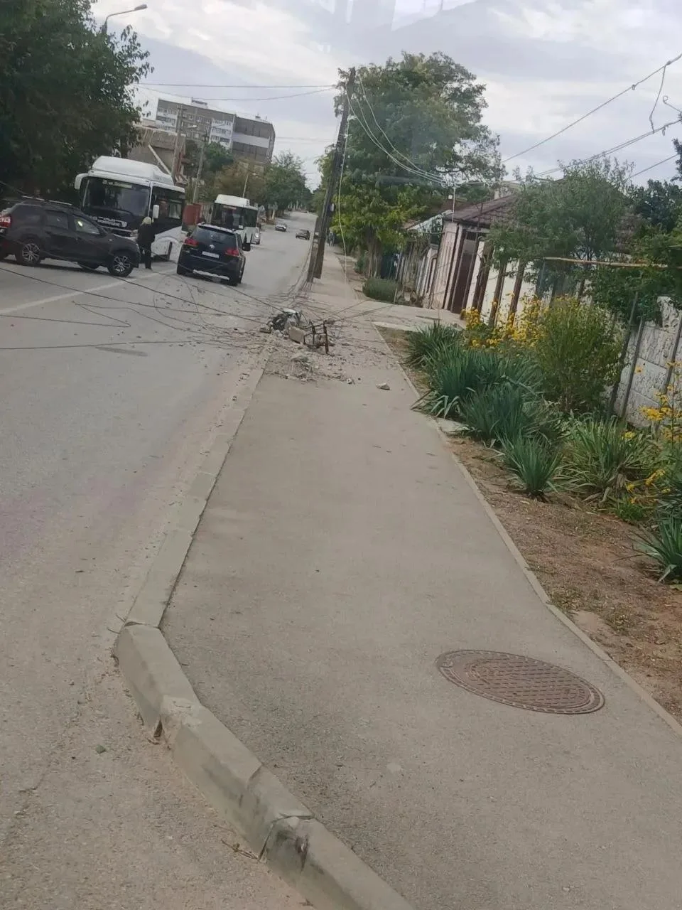 На Ульянова сбили столб. Готовьтесь объезжать по Зябрева.