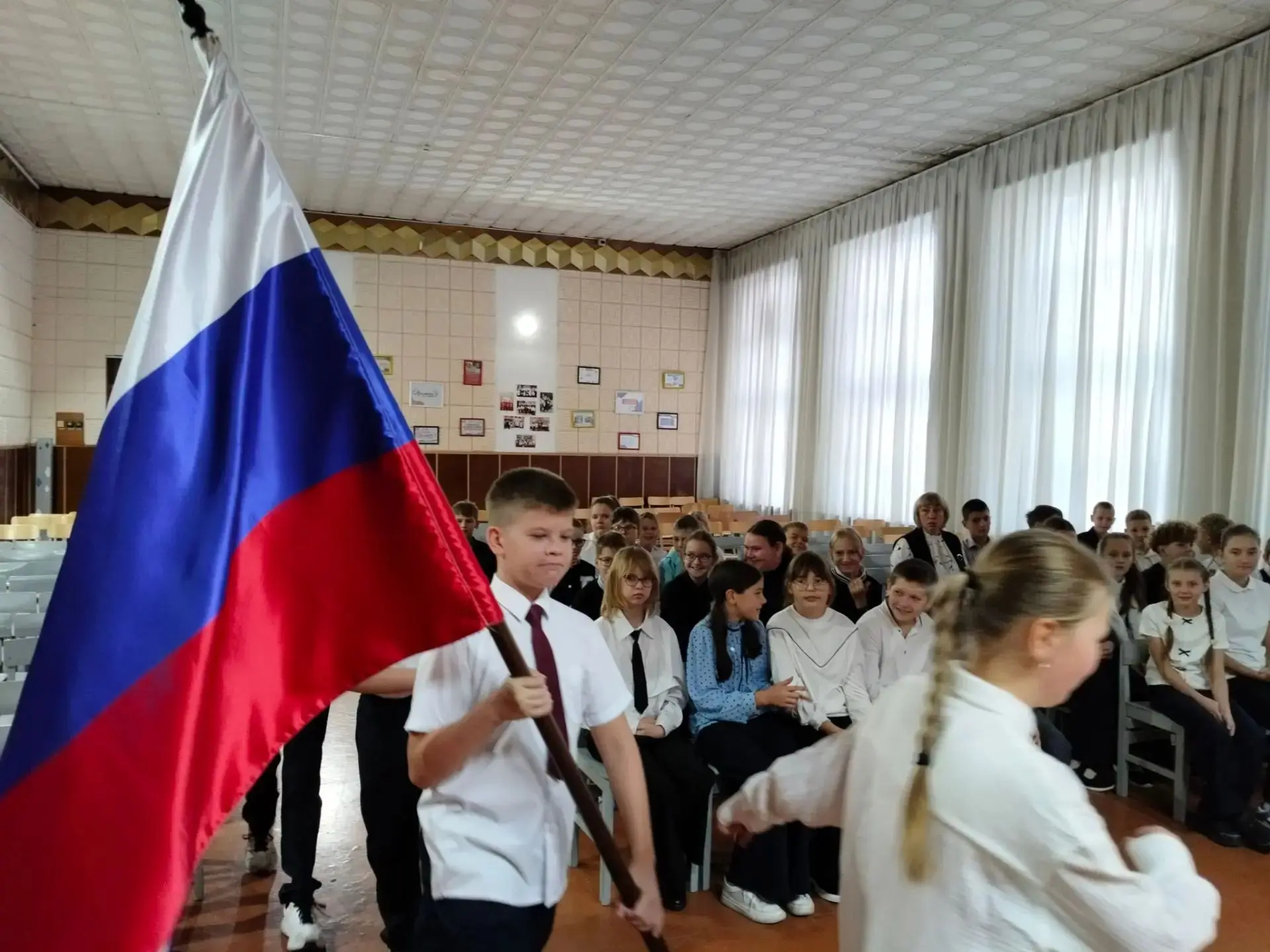 ❗Утро понедельника традиционно началось с торжественного выноса флага, в котором принял...