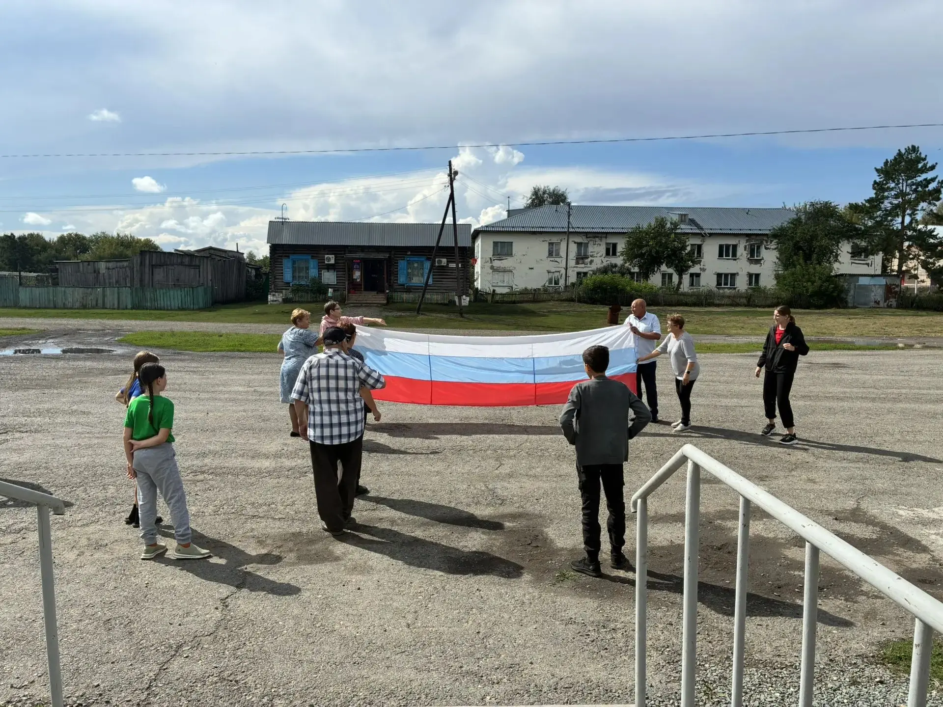 «Над нами реет флаг России»: площадь Дома культуры объединила жителей в честь главного ...